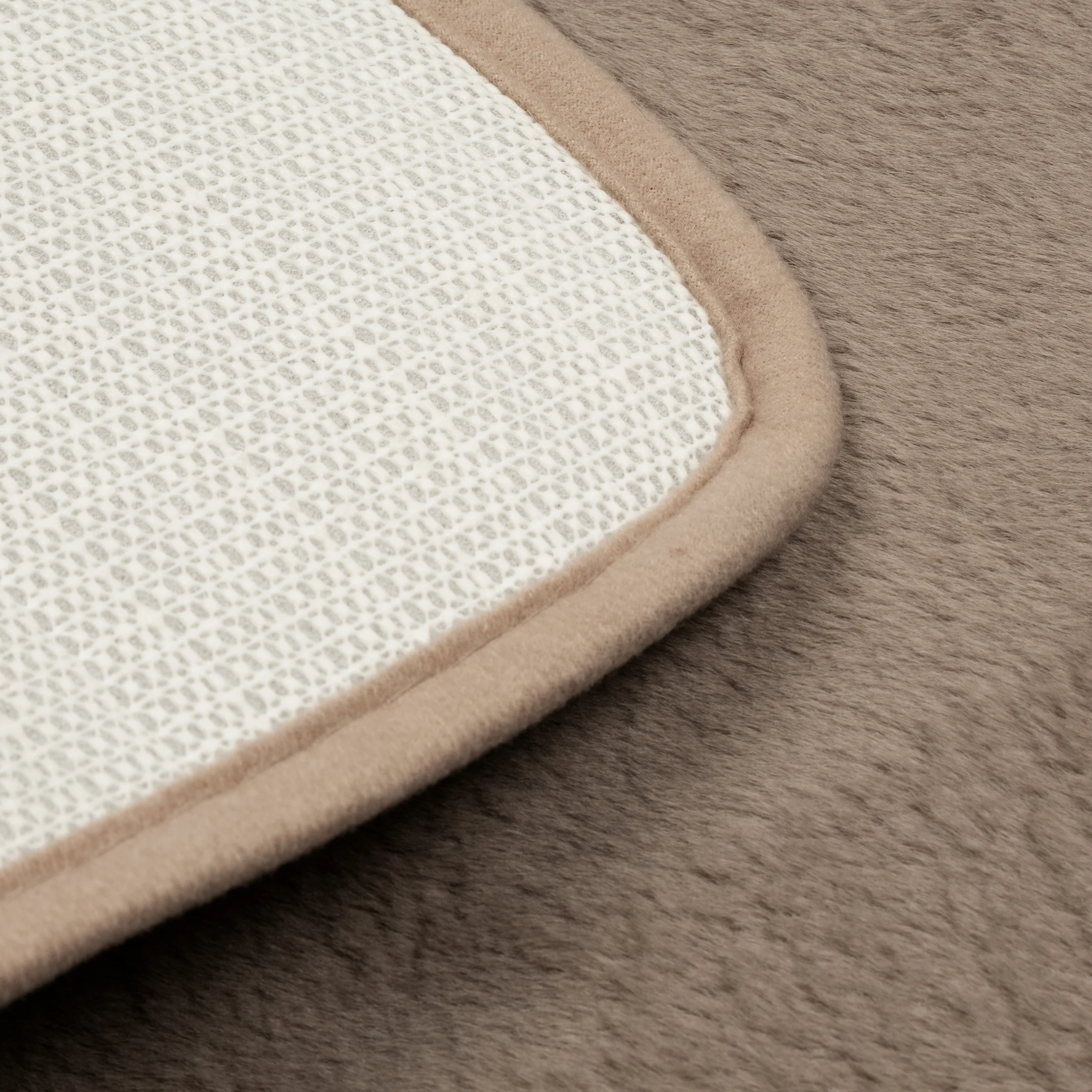 Dywanik dekoracyjny z futrzanej tkaniny podgumowany Eurofirany