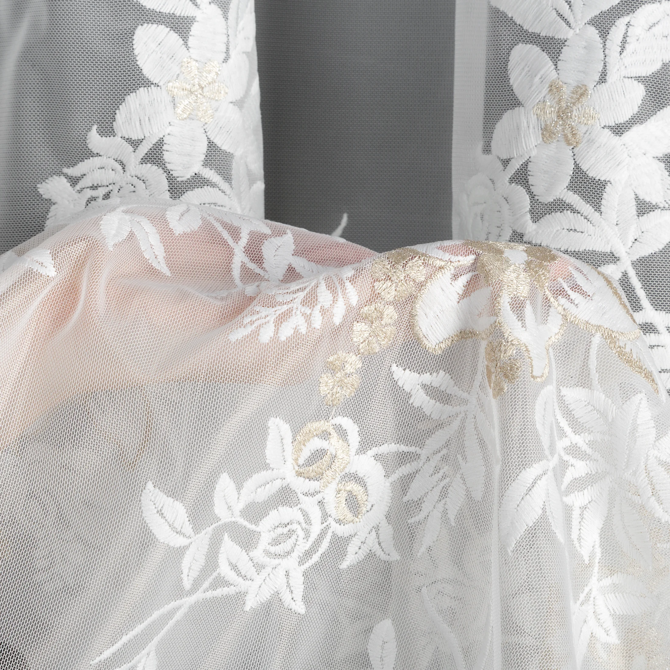 Firana kremowa z siateczki zdobiona haftem z dodatkiem szampańskiej nici 140x250 cm przelotka - ALIRA Eurofirany