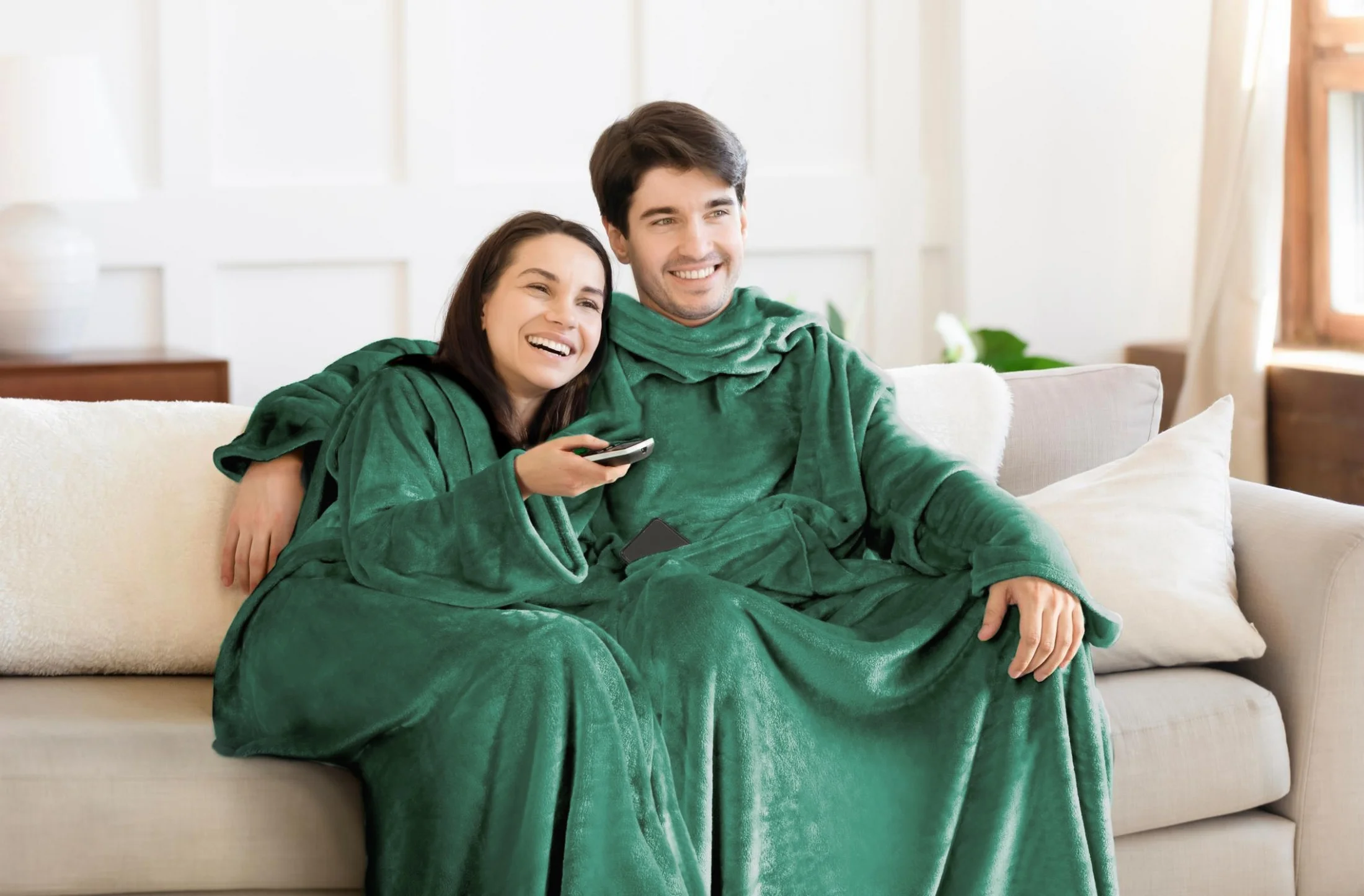 Koc z miękkiego polaru z rękawami 150x180 cm ciemnozielony TV TONY DESIGN 91 Eurofirany