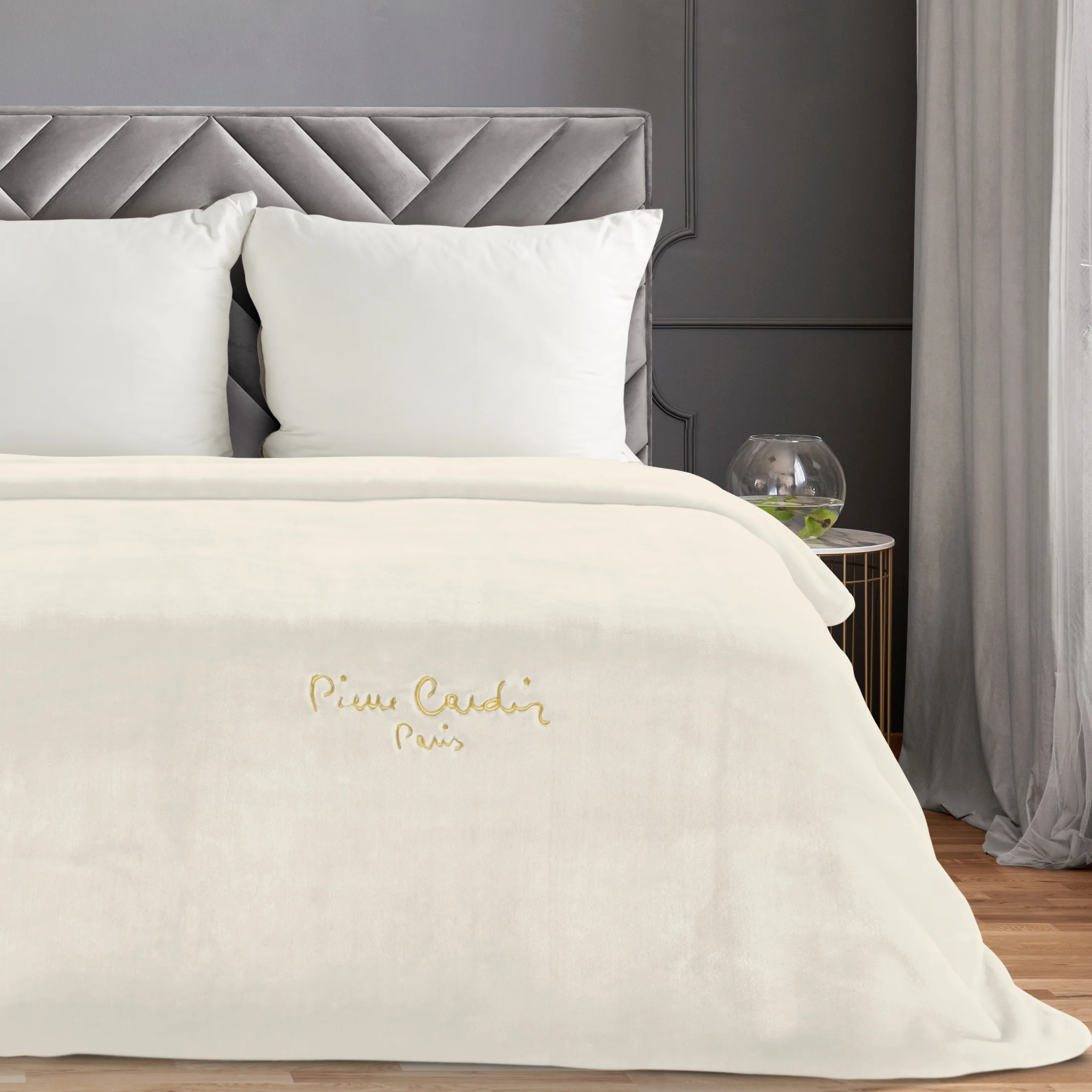 Koc 220x240 cm kremowy o wysokiej gramaturze z haftowanym logo CLARA PIERRE CARDIN Eurofirany