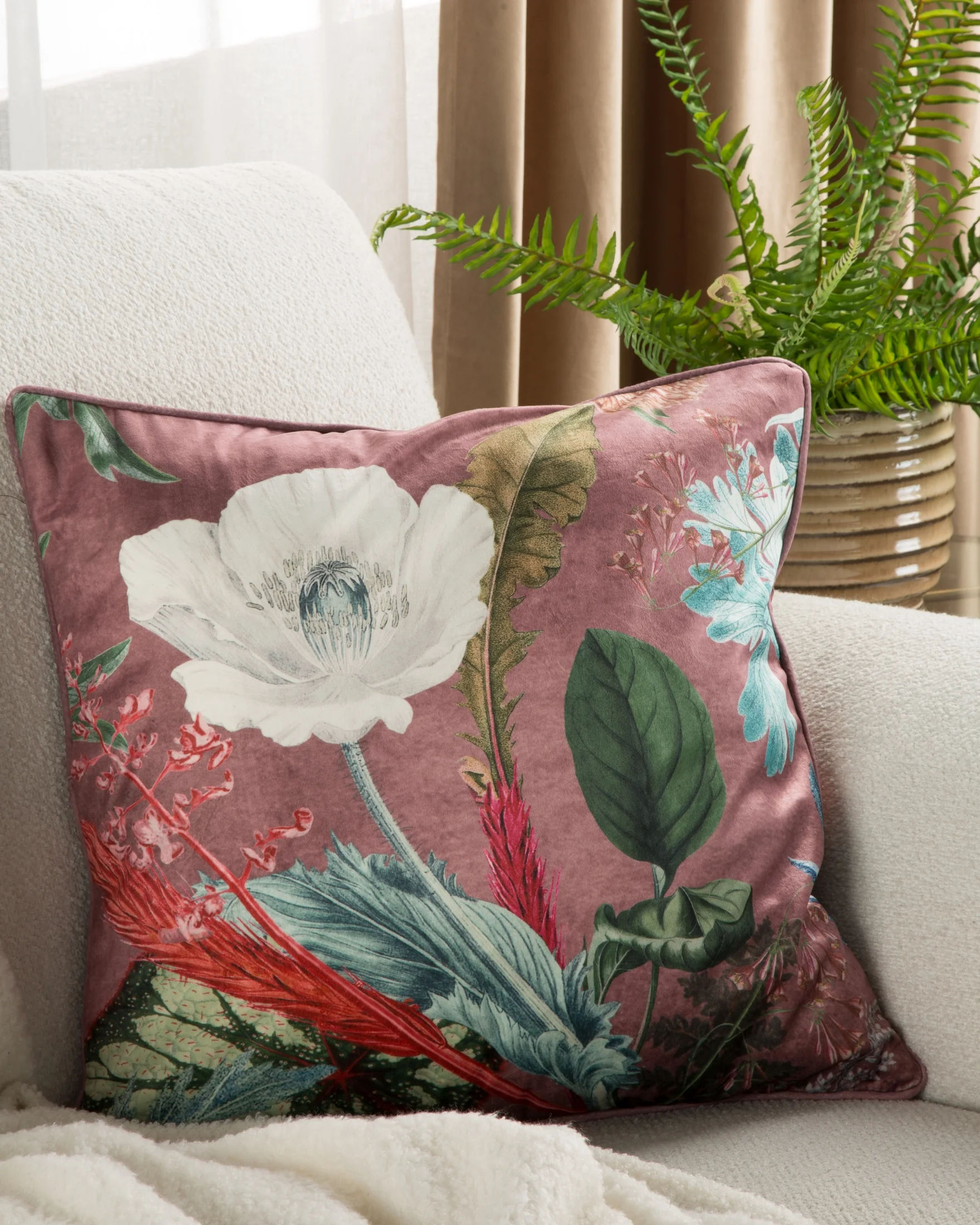 Poszewka na poduszkę 45x45 cm welwetowa zdobiona nadrukiem kwiatów i elegancką lamówką na brzegach ciemnoróżowo, biała VELVET 109 Eurofirany