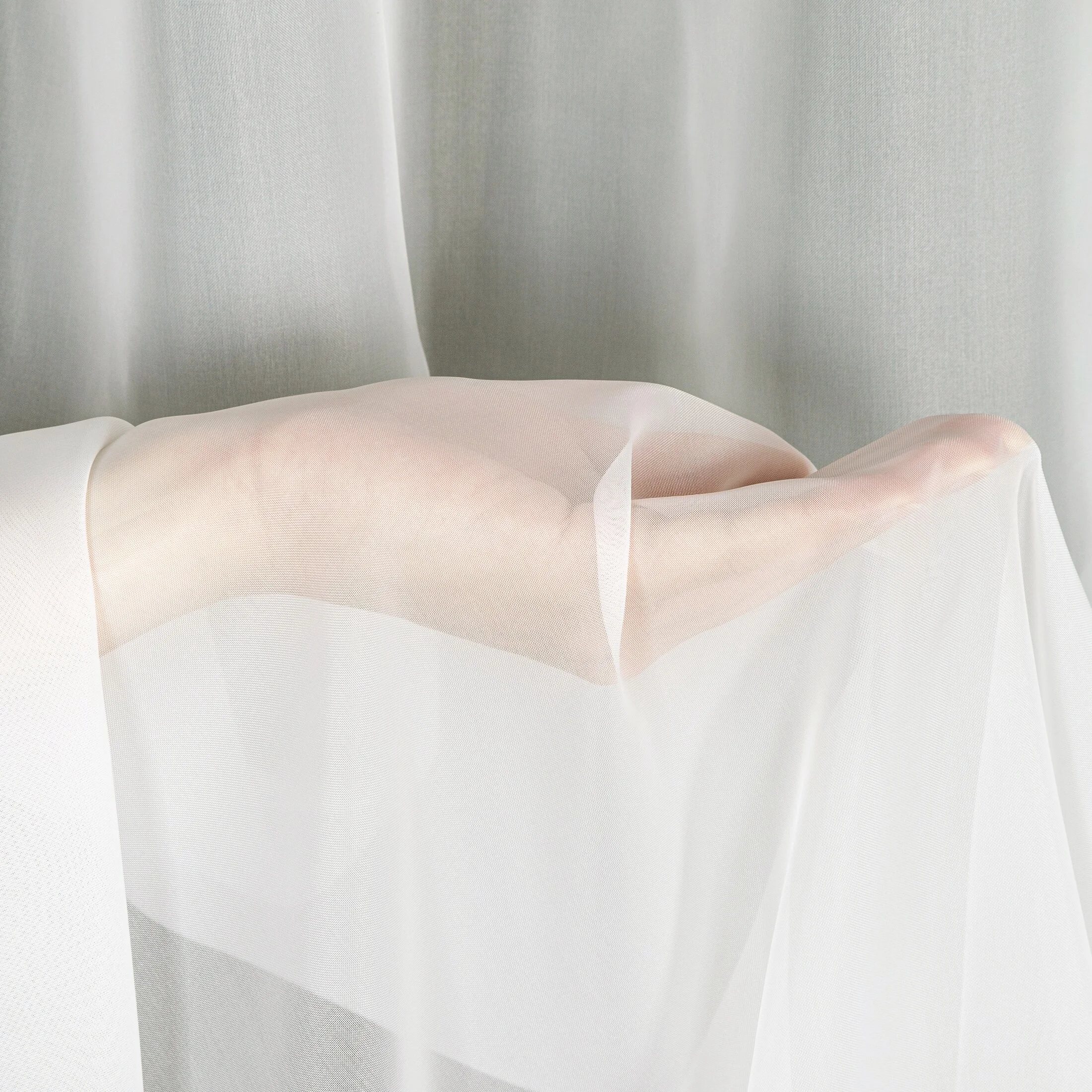 Firana kremowa z gładkiego mlecznego woalu wykończona szwem obciążającym VIOLET 200x150 cm fala 1:2 Eurofirany