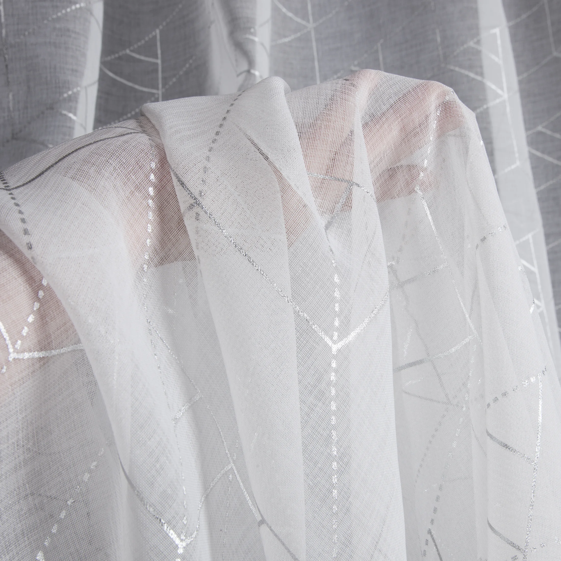 Firana biało, srebrna z etaminy z geometrycznym nadrukiem 140x250 cm przelotka ELSI Eurofirany