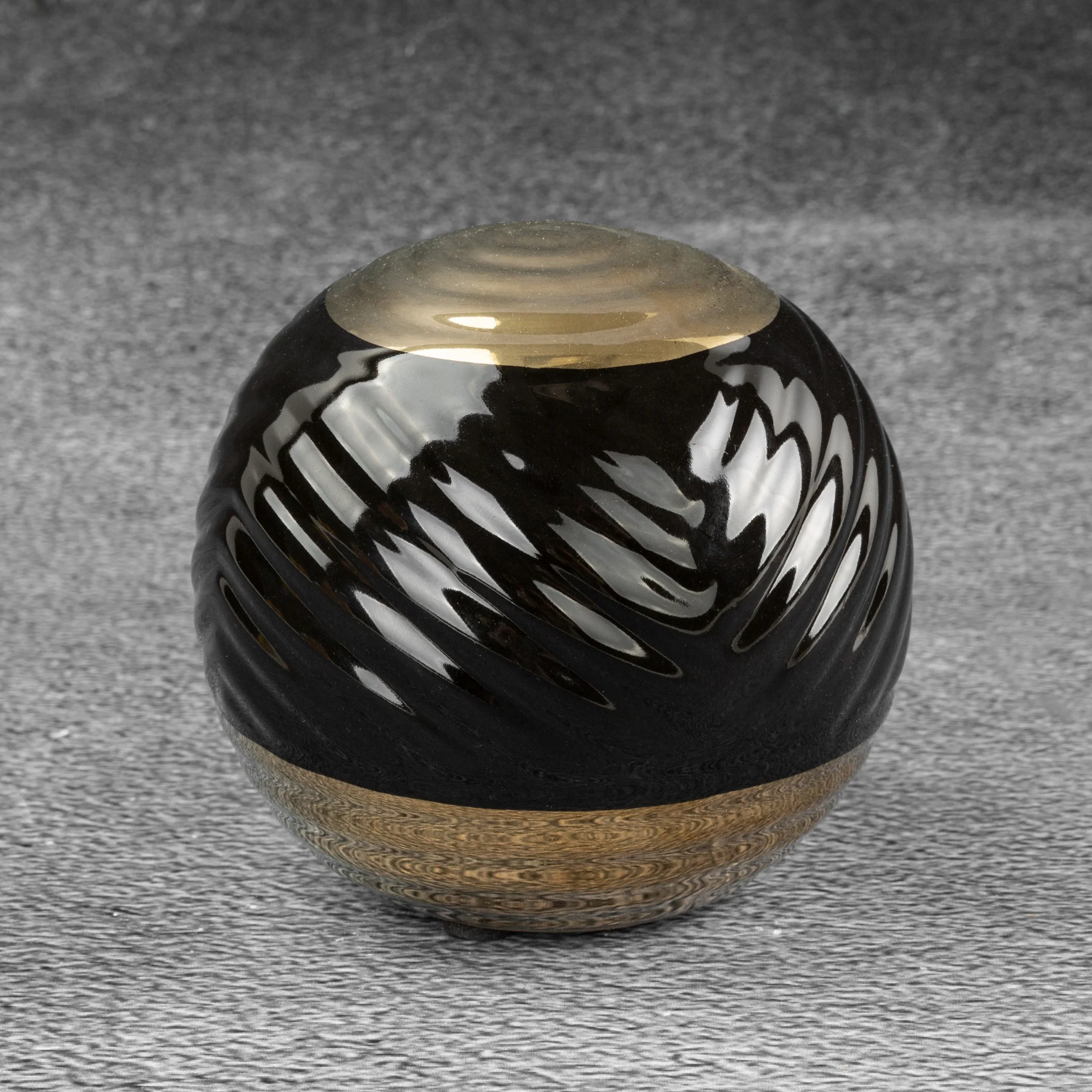 ELIF CZARNA CERAMICZNA KULA DEKORACYJNA ZE ZŁOTYM ZDOBIENIEM 9x9 cm