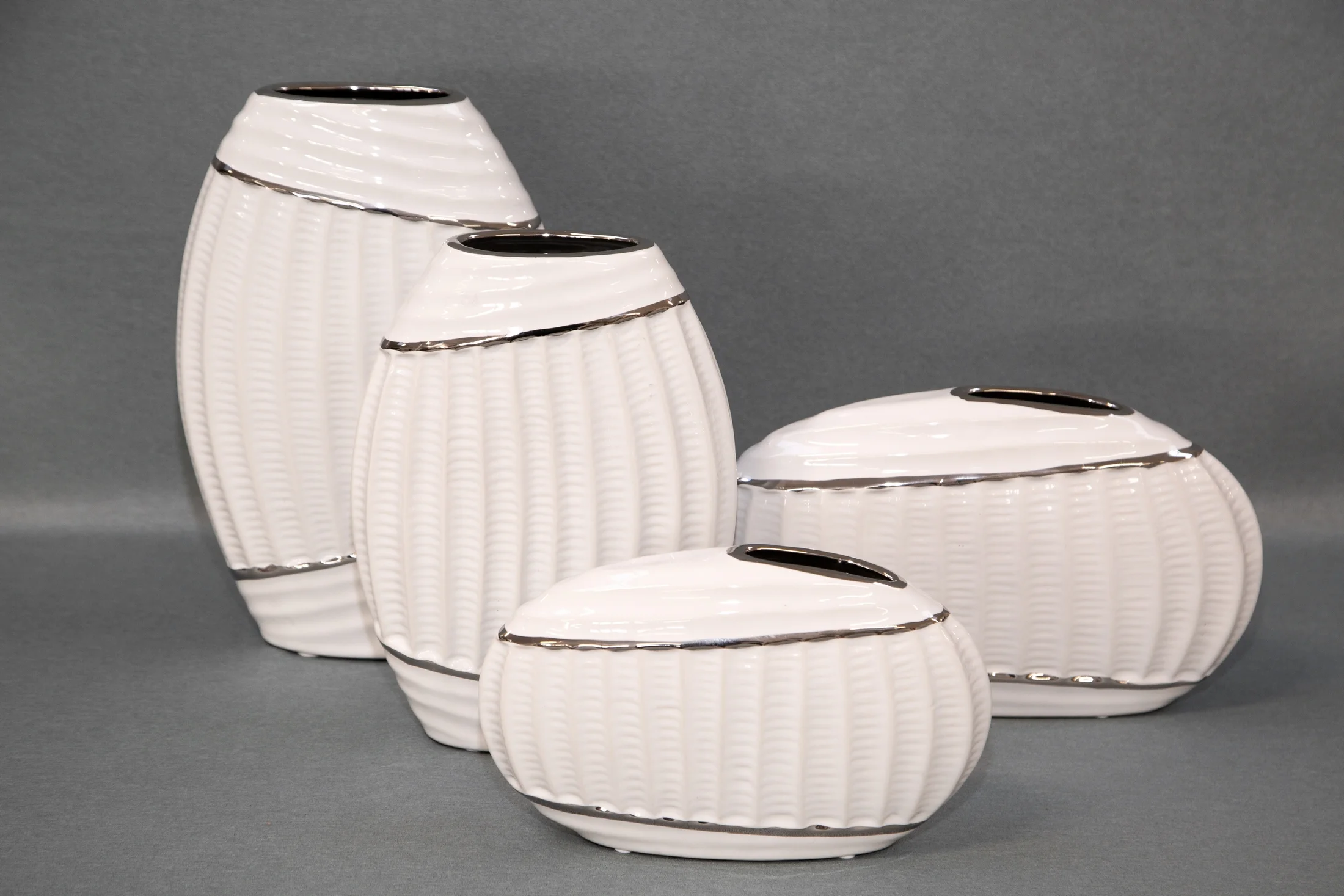 EMERA CERAMICZNY BIAŁY WAZON DEKORACYJNY ZE SREBRNYM WZOREM 20x7x27cm