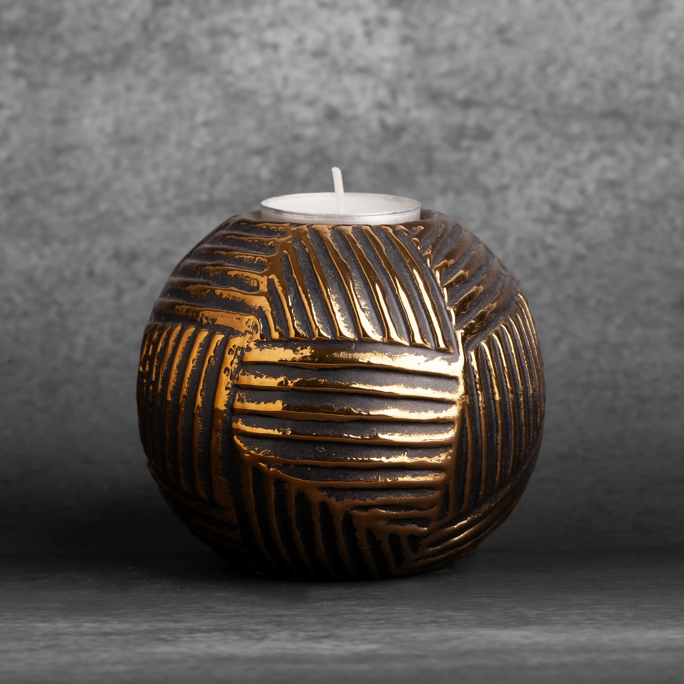 EMMI CZARNY ŚWIECZNIK DEKORACYJNY W KSZTAŁCIE KULI ZE ZŁOTYM WZOREM NA TEA LIGHT 10x9 cm EUROFIRANY