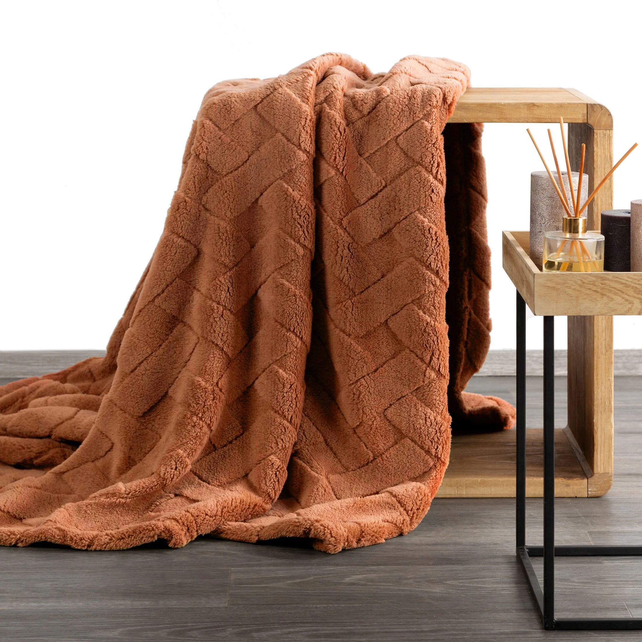 Koc flano 200x220 cm ceglasty zdobiony wytłaczanym wzorem CARO DESIGN 91 Eurofirany