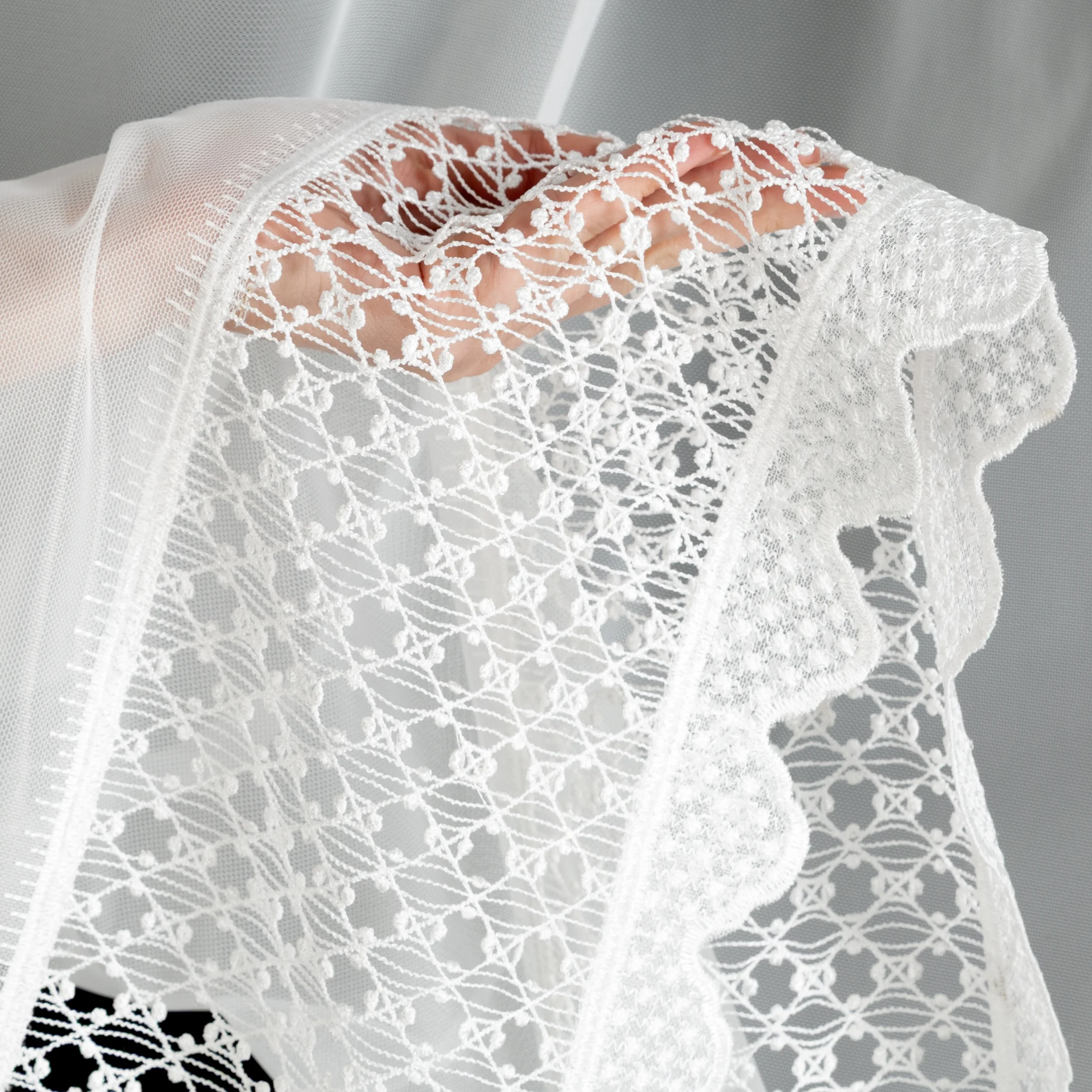 Firana biała z mikrosiateczki zdobiona ażurową koronką 350x150 cm przelotka - KATRINA Eurofirany