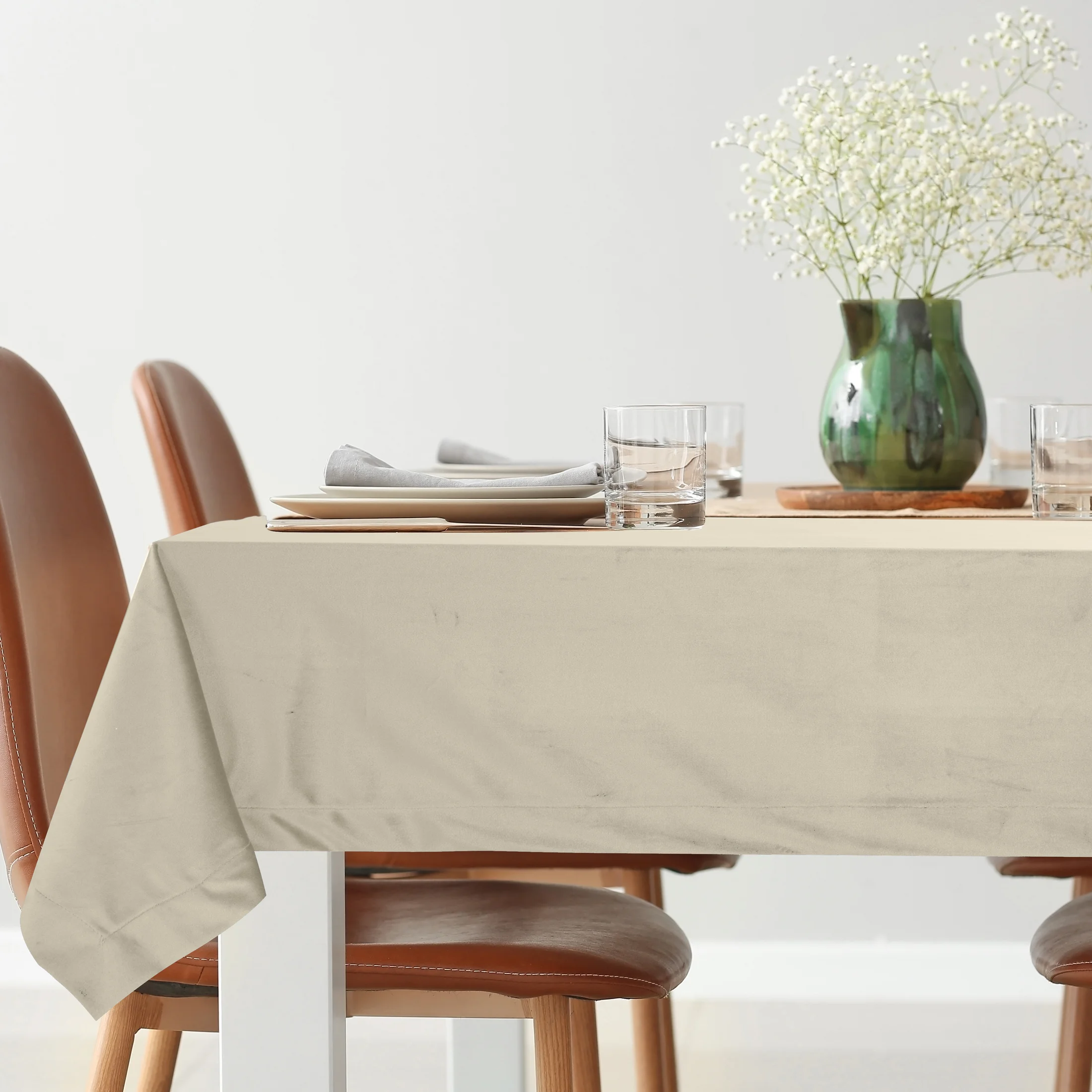 Obrus beżowy 140x180 cm welwetowy MELINDA z ozdobną listwą