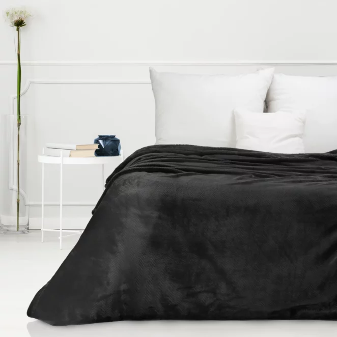 Koc  150x200 cm czarny miękki w dotyku z wytłaczanym wzorem jodełki CINDY 5 DESIGN 91 Eurofirany