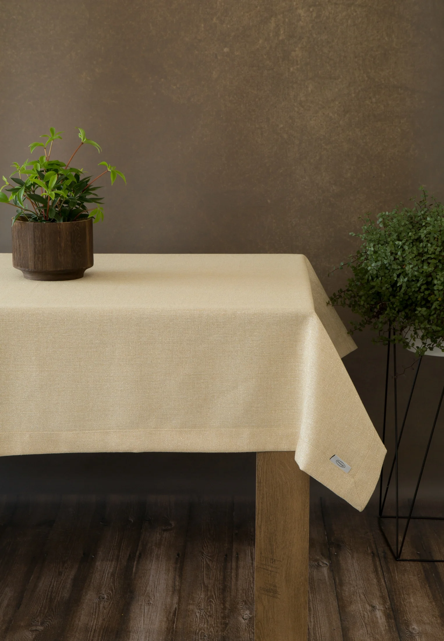 Obrus złoty 140x220 cm o płóciennym splocie BIANCA 1 z dodatkiem błyszczącej nici wykończony podwójną listwą na brzegach