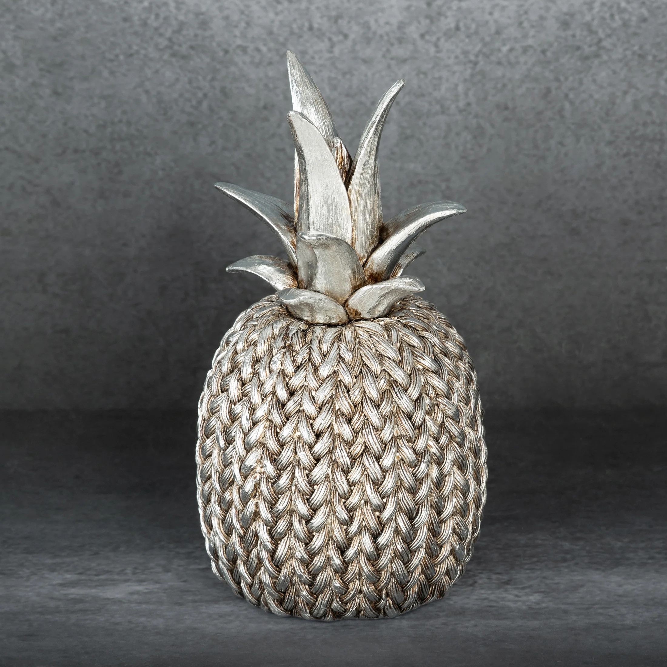 Figurka srebrna ananas zdobiona wzorem plecionego sweterka 12x12x21 cm MOLI Eurofirany