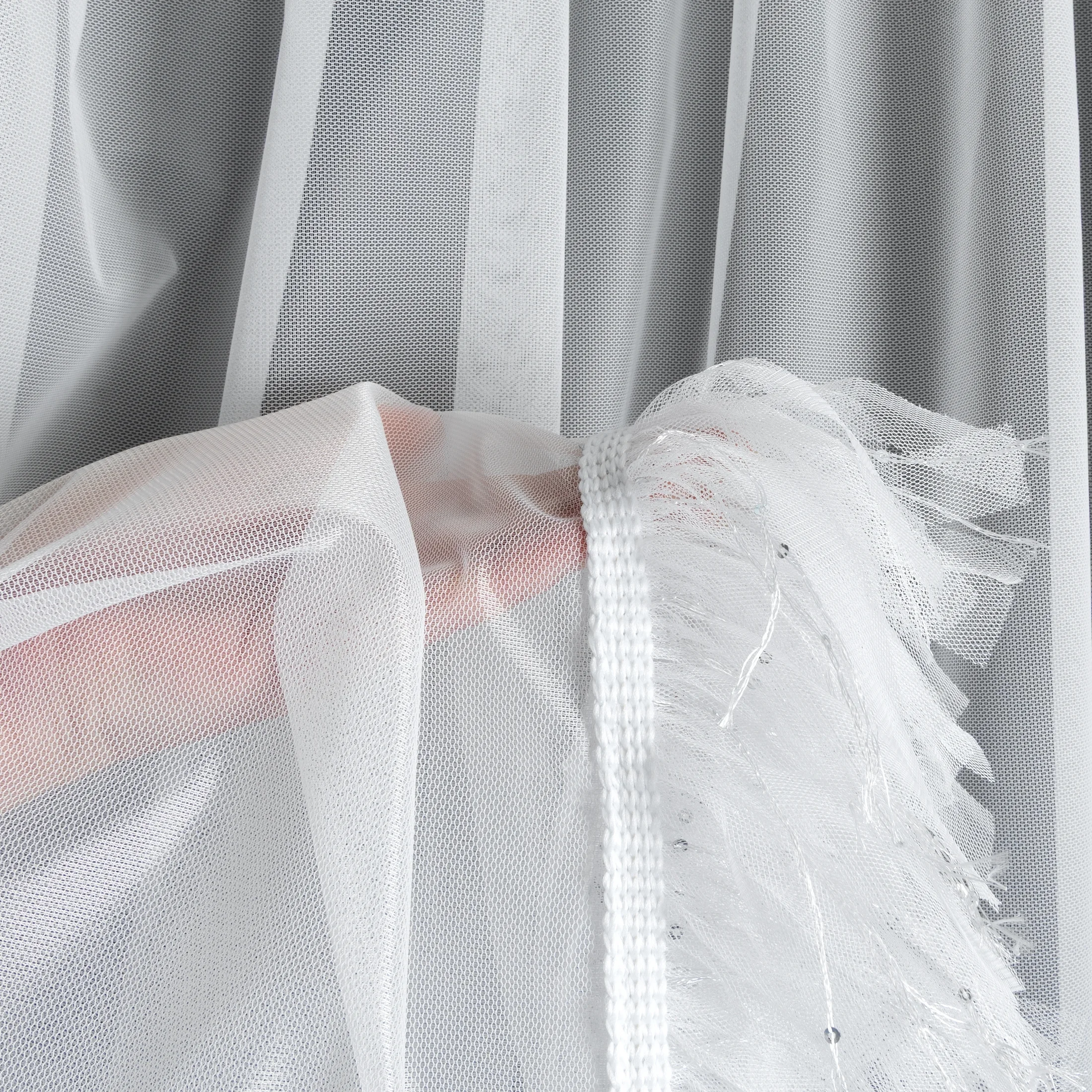 Firana biała łuk z drobnej siateczki z fantazyjną aplikacją 400x160 cm taśma - ARABELLA Eurofirany