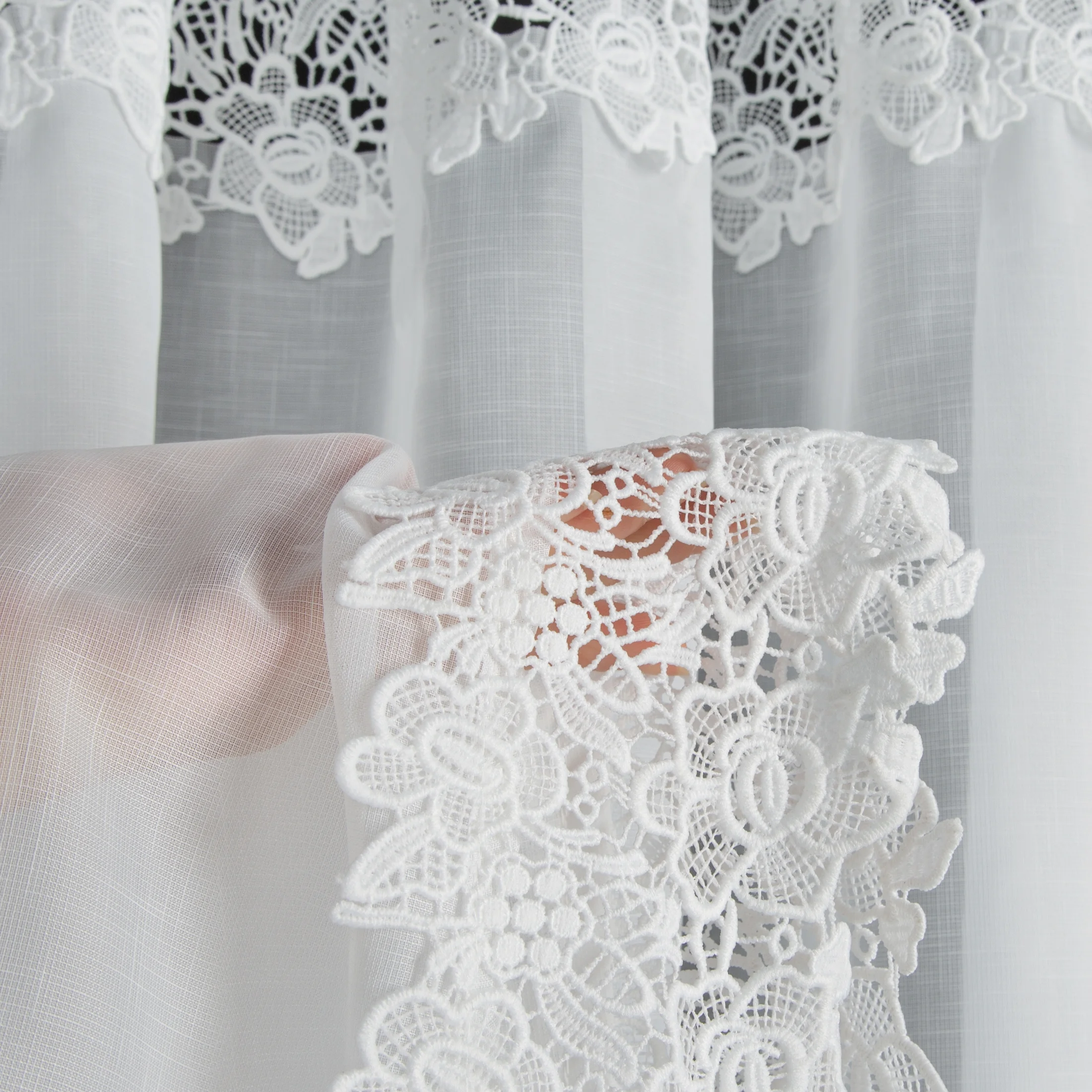 Firana biała typu łuk z etaminy zdobiona ozdobną ażurową gipiurą 400x160 cm taśma - MARLENA Eurofirany
