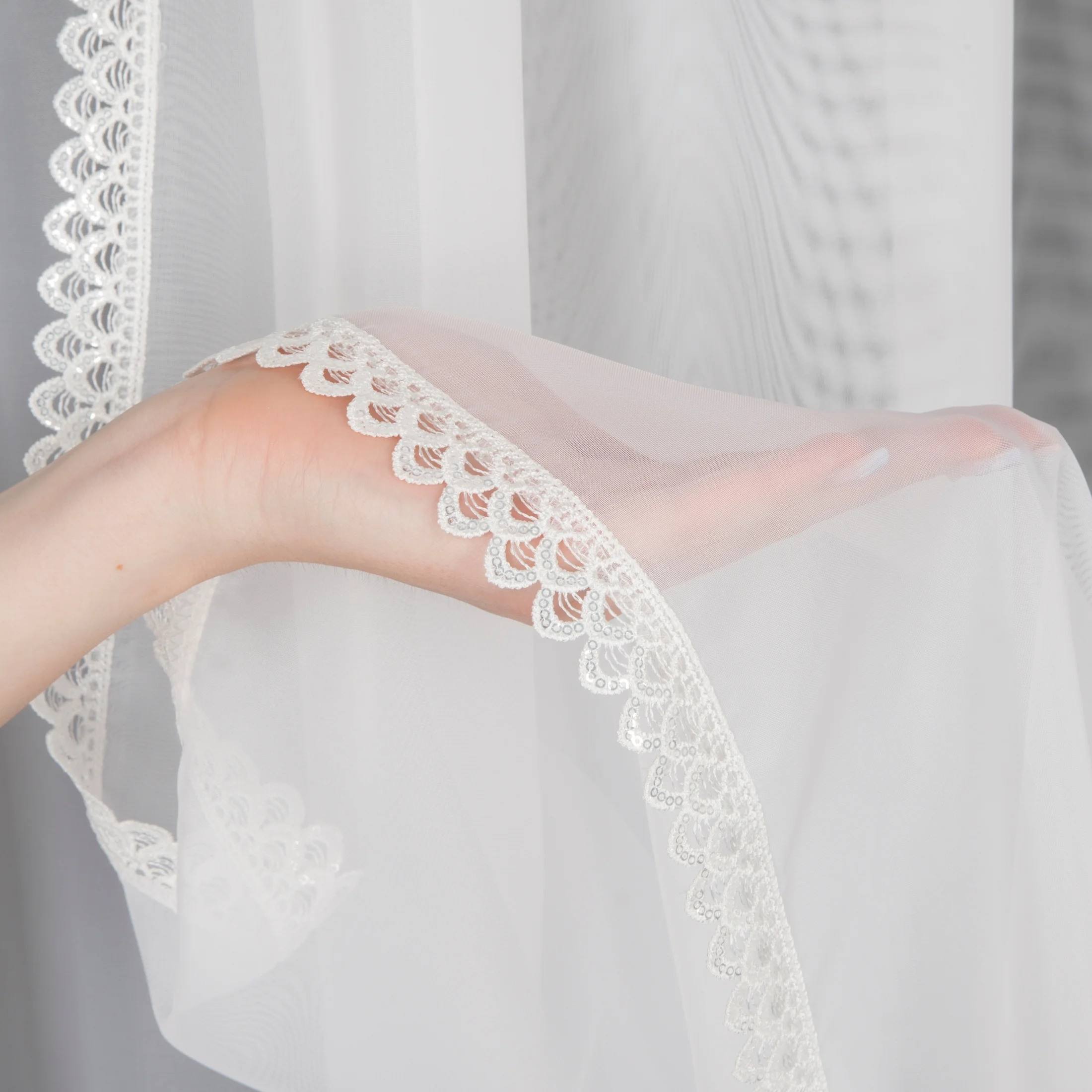 Firana biała z dekoracyjną koronką i troczkami 400x250 cm na taśmie - CAROLINE Eurofirany