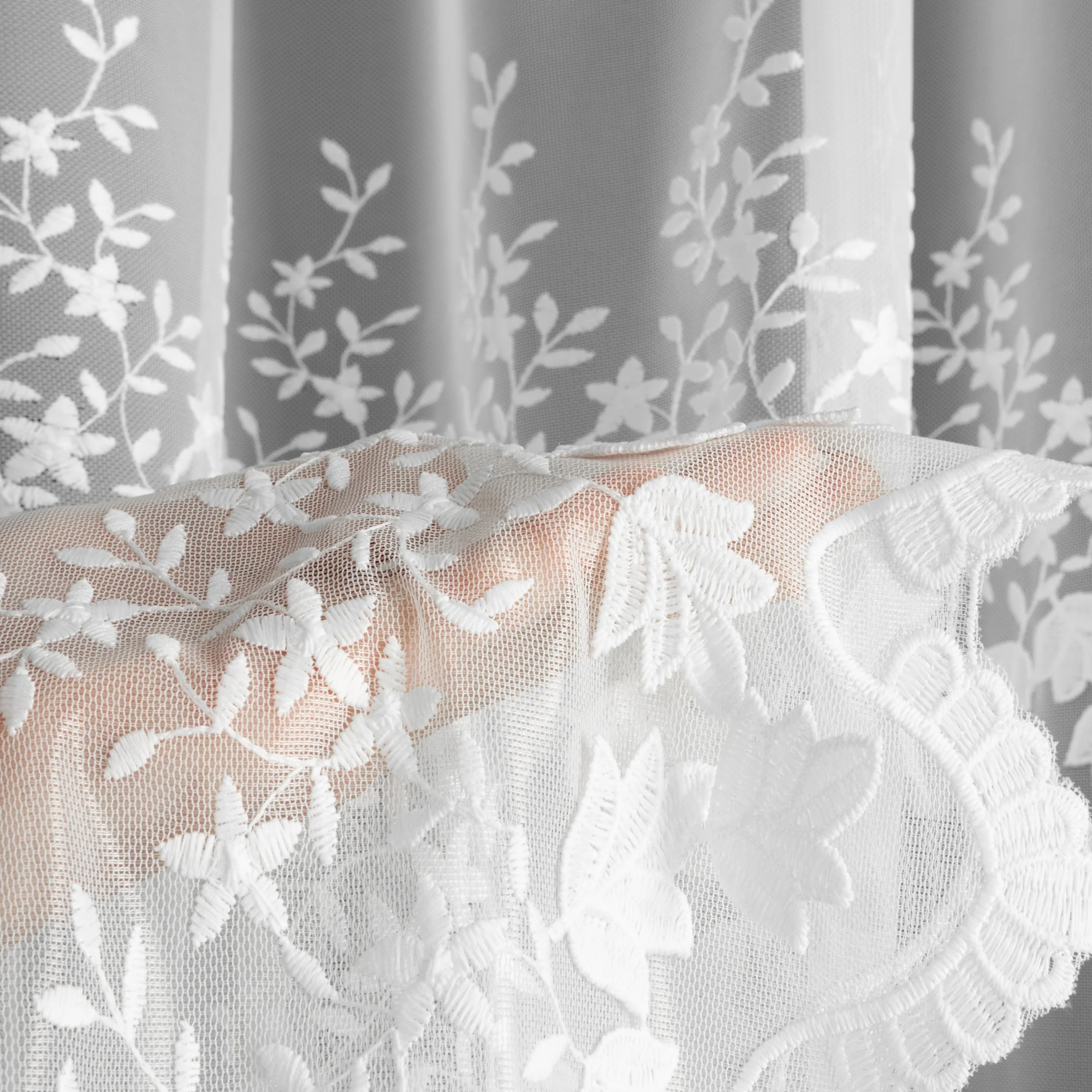 Firana biała z drobnej siateczki zdobiona haftem roślinnym i efektem 3D 350x250 cm przelotki - JASMINA Eurofirany