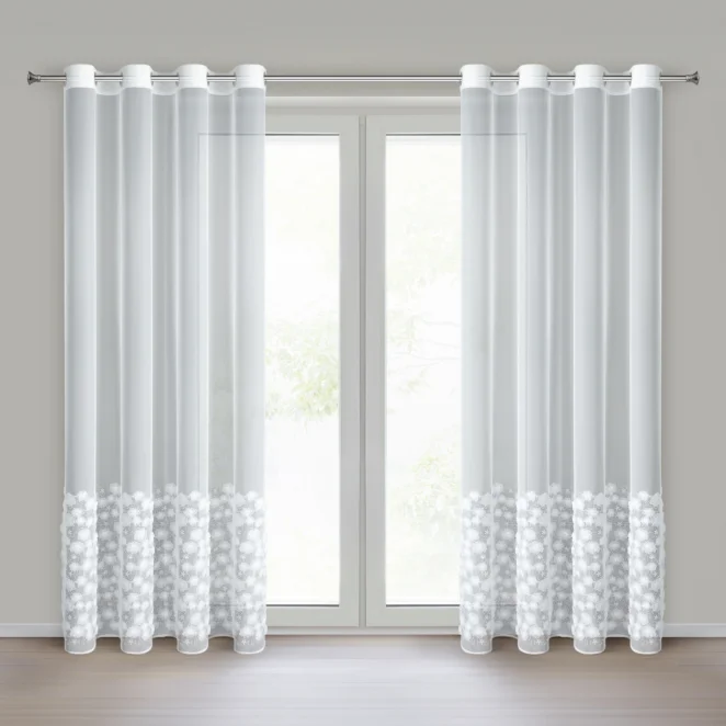 Firana biała z drobnej siateczki zdobiona naszywanymi kwiatami o przestrzennej formie z koralikami 140x270 cm przelotka - CLARA2 Eva Minge Eurofirany