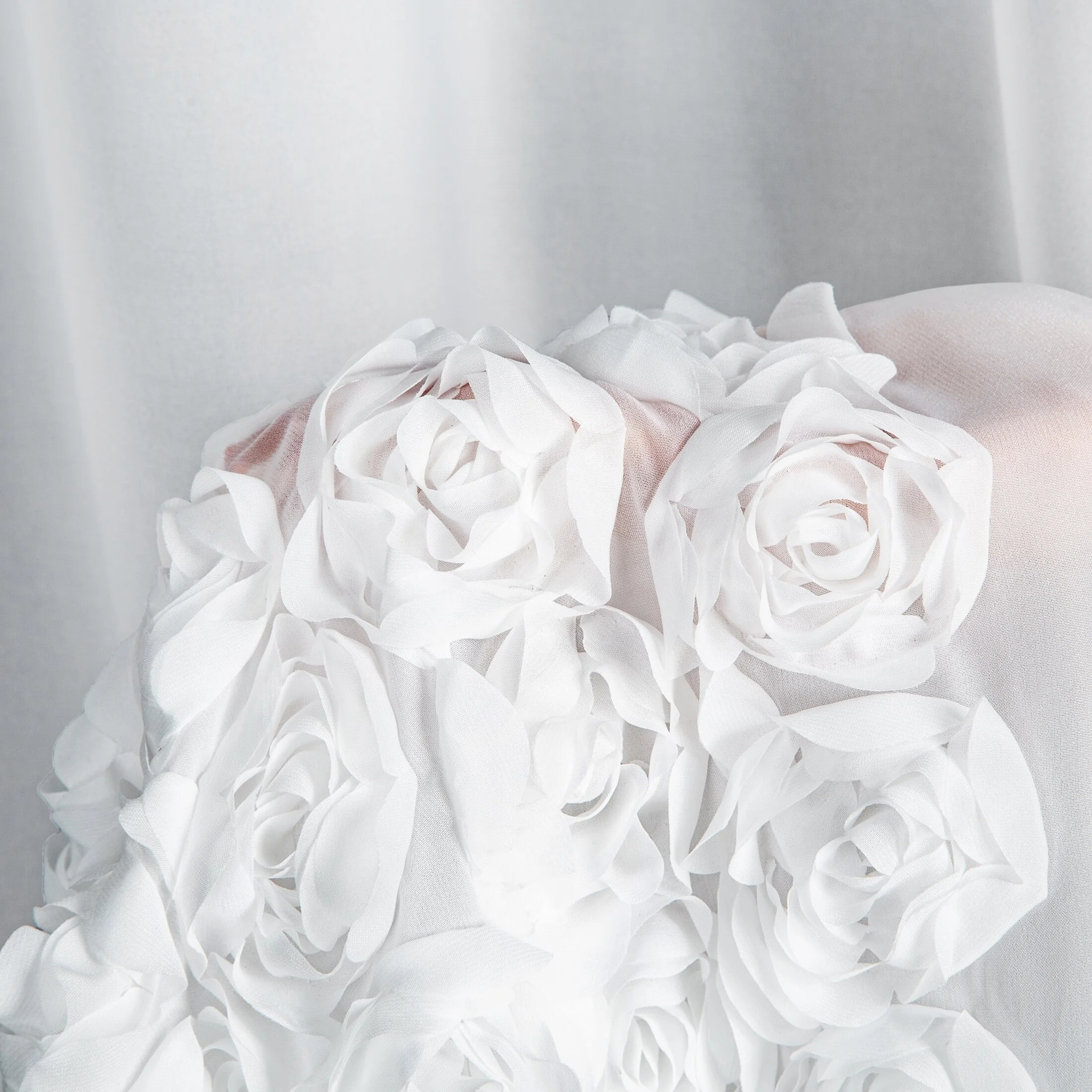 Firana biała z szyfonu zdobiona aplikacją 3D w róże 140x250 cm przelotka - ROSES - Eva Minge Eurofirany