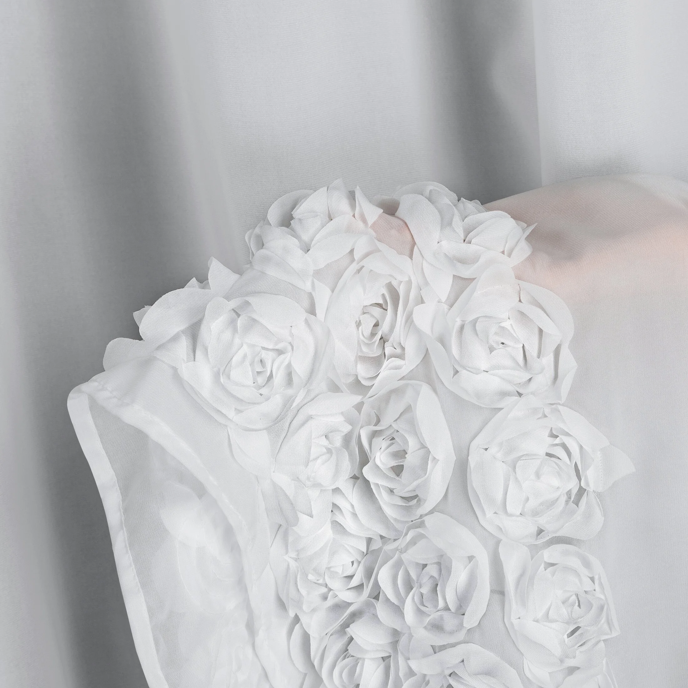 Firana biała z szyfonu zdobiona łukiem 3D róż 400x160 cm taśma - ROSES - Eva Minge Eurofirany