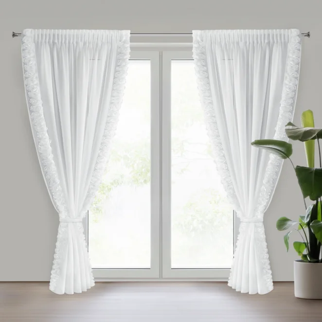 Firana biała z szyfonu zdobiona na brzegach pasem 3D róż z troczkiem w zestawie 140x270 cm taśma - ROSES Eva Minge Eurofirany