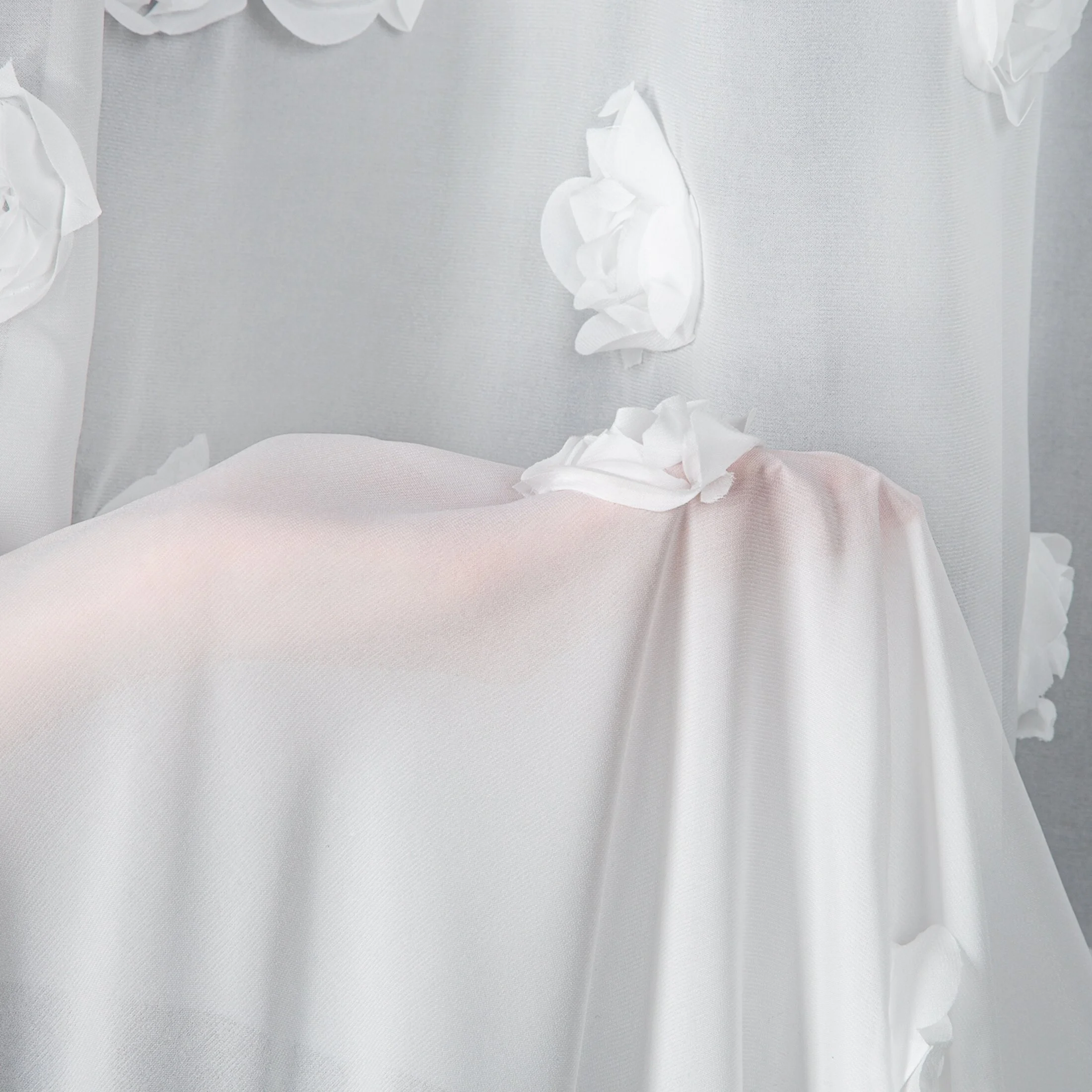 Firana biała z szyfonu zdobiona różami 3D 350x160 cm taśma - DIANA Eurofirany