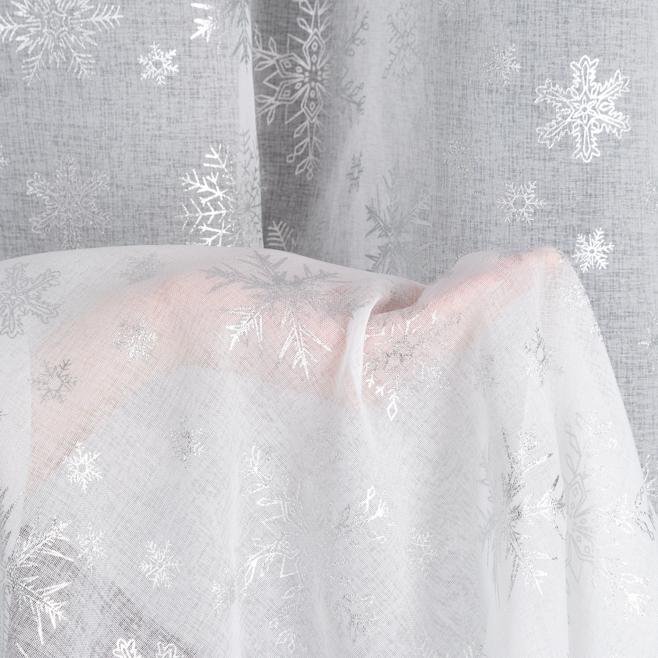 Firana biało, srebrna z etaminy zdobiona śnieżynkami 140x250 cm przelotka SNOW Eurofirany