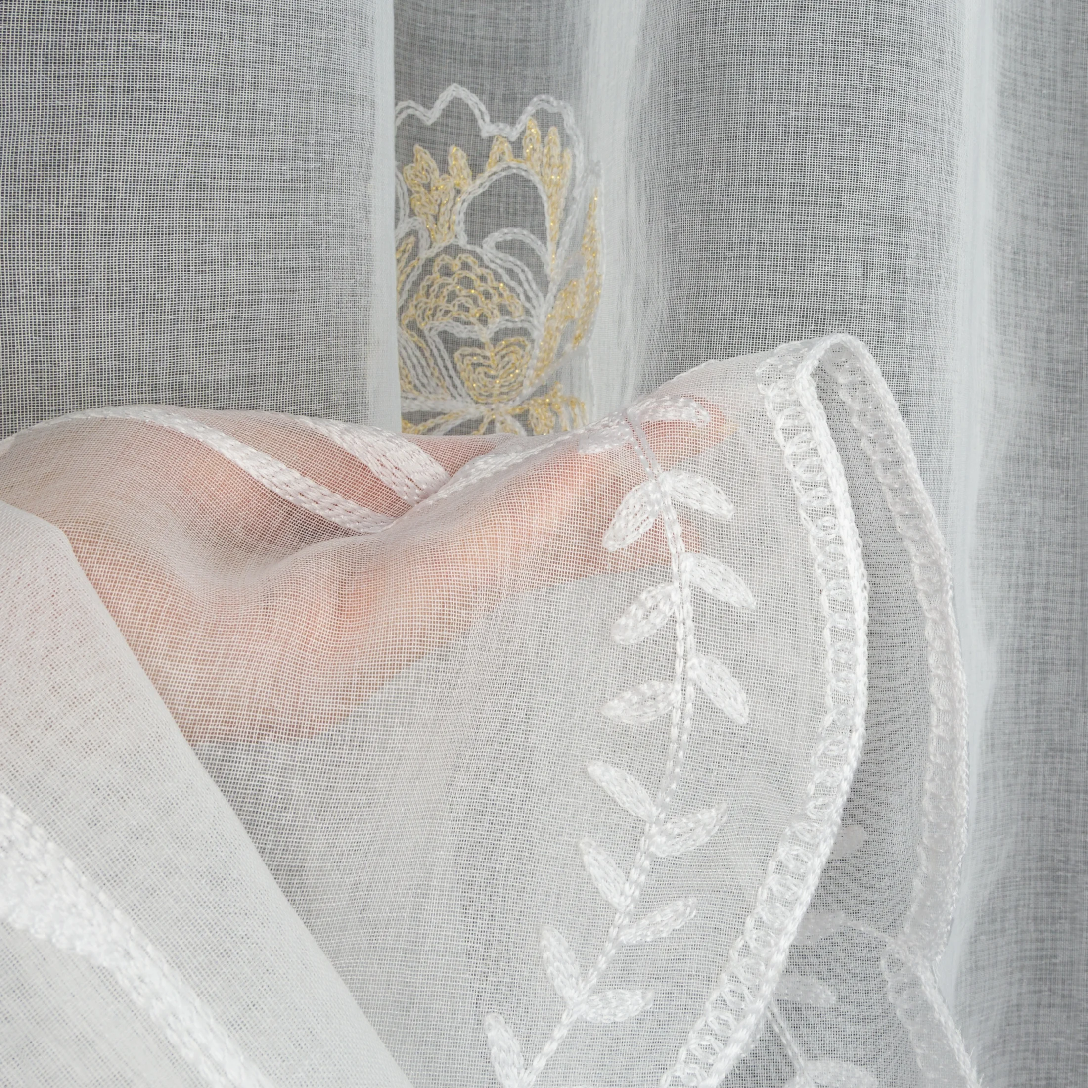 Firana biało-złota z etaminy 140x250 cm zdobiona haftowanymi kwiatami przelotki - TIANA Eurofirany