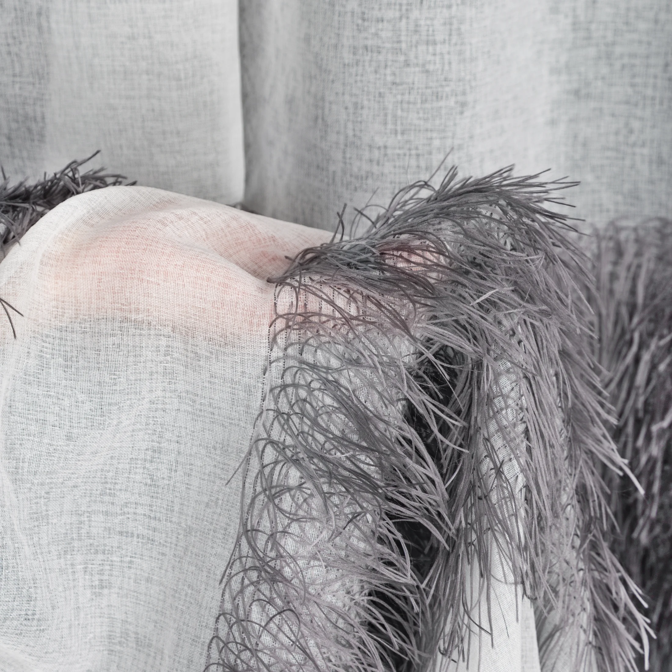 Firana biało, srebrna z etaminy zdobiona moherową nicią 140x250 cm przelotka MARGARET 3 Eurofirany