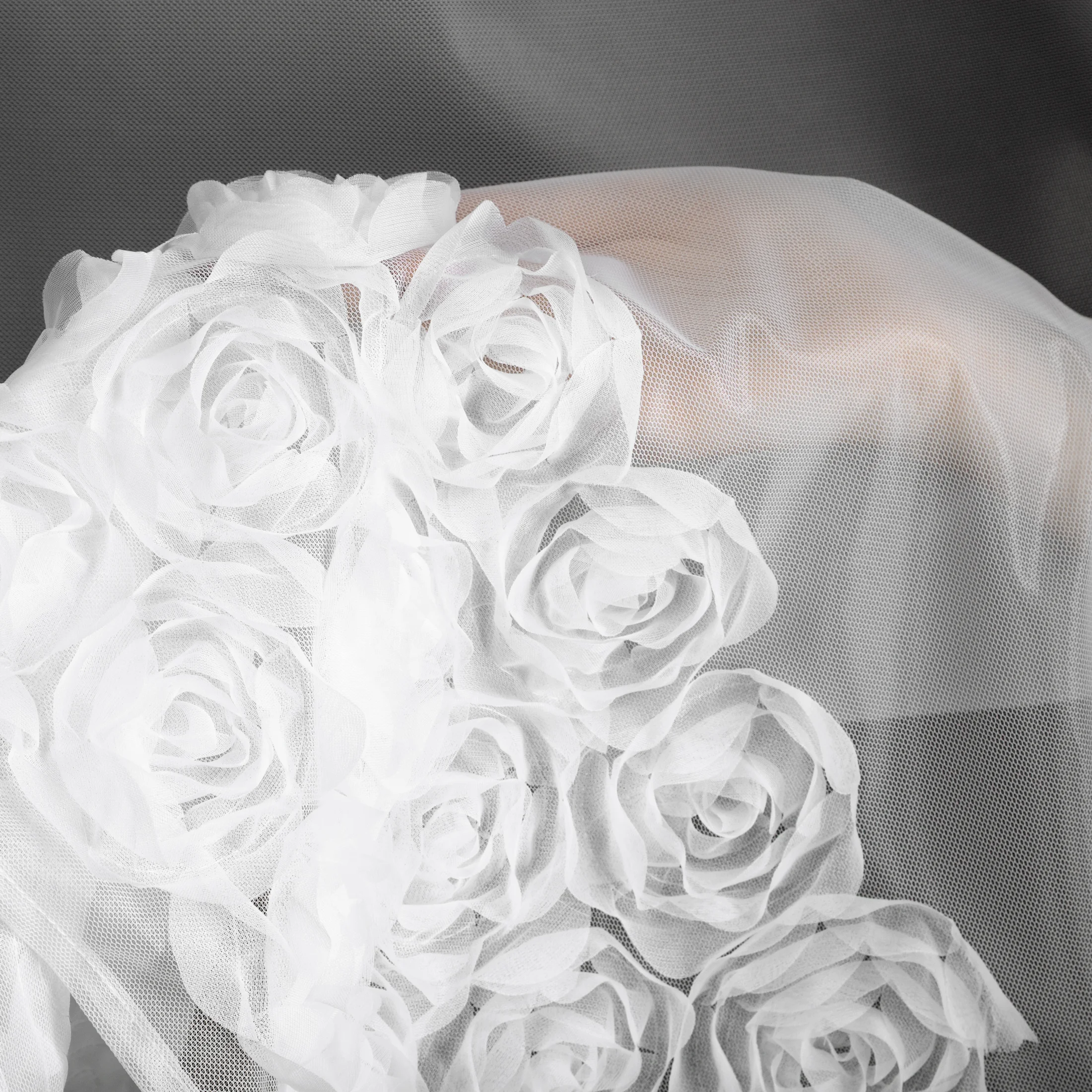 Firana z siateczki biała zdobiona pasem aplikacji 3D róż 350x160 cm przelotki ROSES Eva Minge Eurofirany