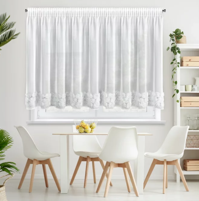 Firana z siateczki biała zdobiona pasem aplikacji róż 3D 350x160 cm taśma ROSES Eva Minge Eurofirany