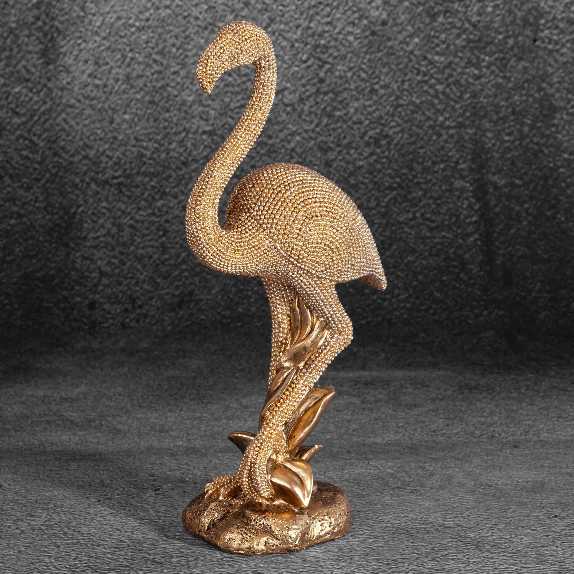 Figurka złota flaming o drobnym strukturalnym wzorze 12x8x27 cm ELDO Eurofirany