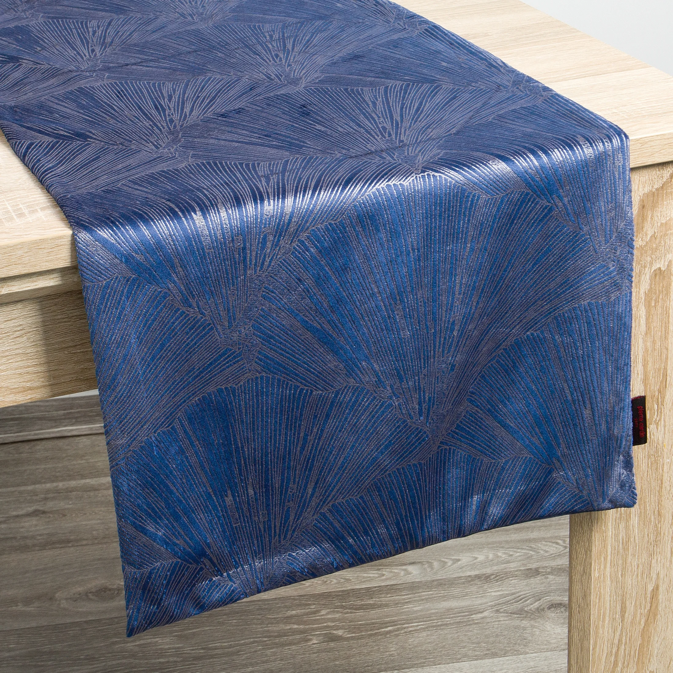 Bieżnik na stół granatowy 40x140 cm welwetowy GOJA z błyszczącym nadrukiem w formie liści miłorzębu PIERRE CARDIN