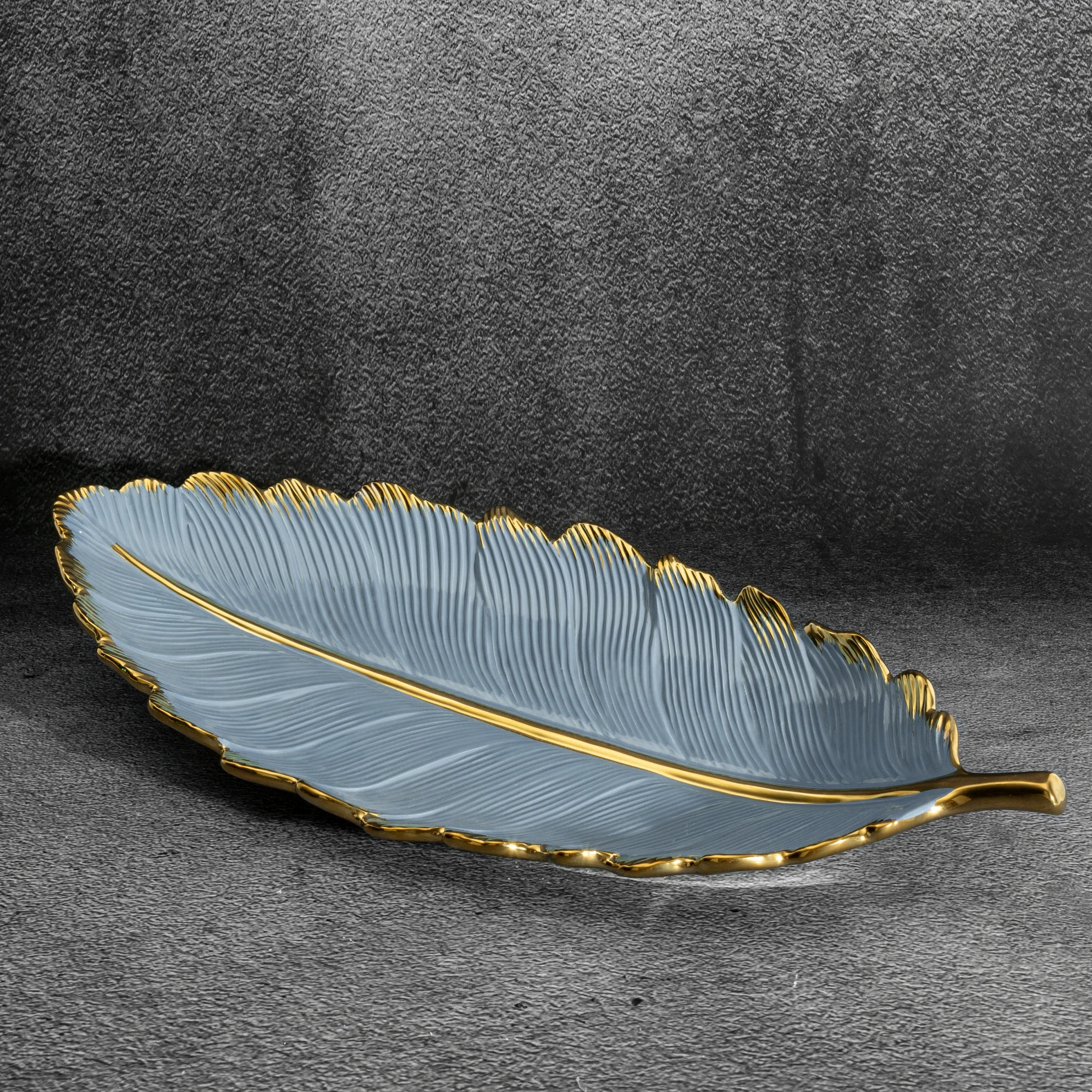 Patera ceramiczna dekoracyjna niebiesko-złota w formie liścia 53x23x7 cm HIRAL Eurofirany