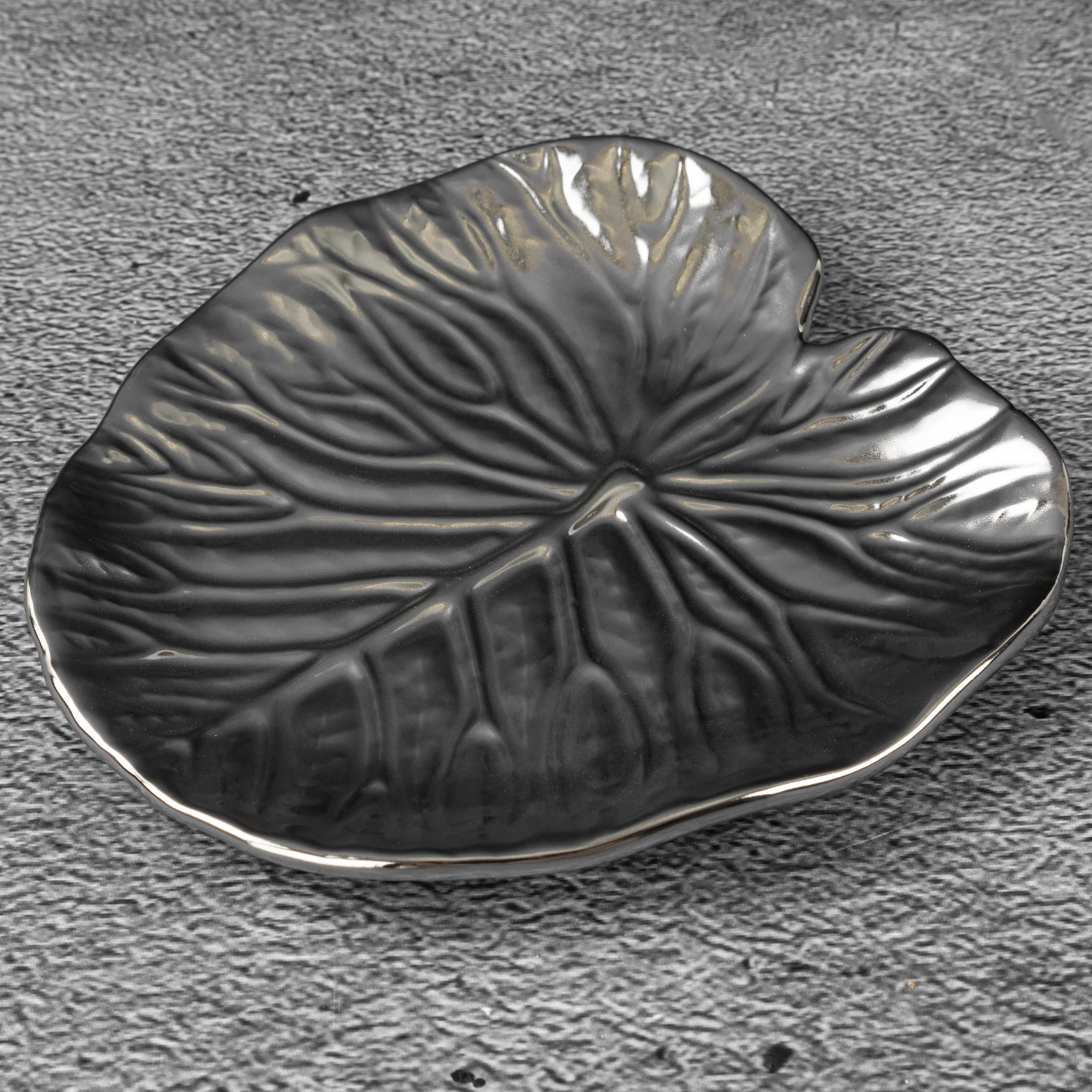 Patera ceramiczna dekoracyjna srebrna w formie liścia z wytłoczeniami średnica 16x2 cm KALINA Eurofirany