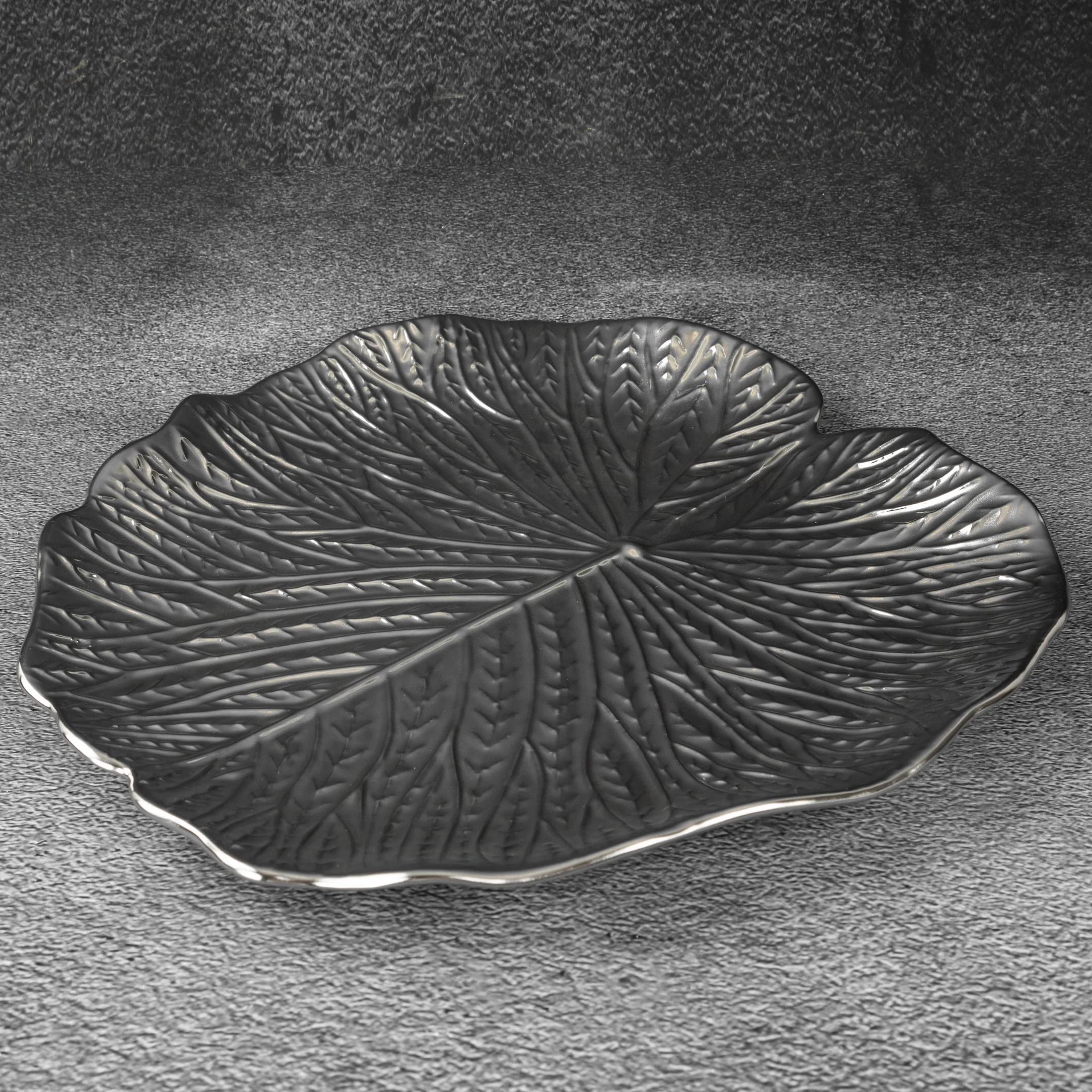 Patera ceramiczna dekoracyjna srebrna w formie liścia z wytłoczeniami średnica 33x2 cm KALINA Eurofirany