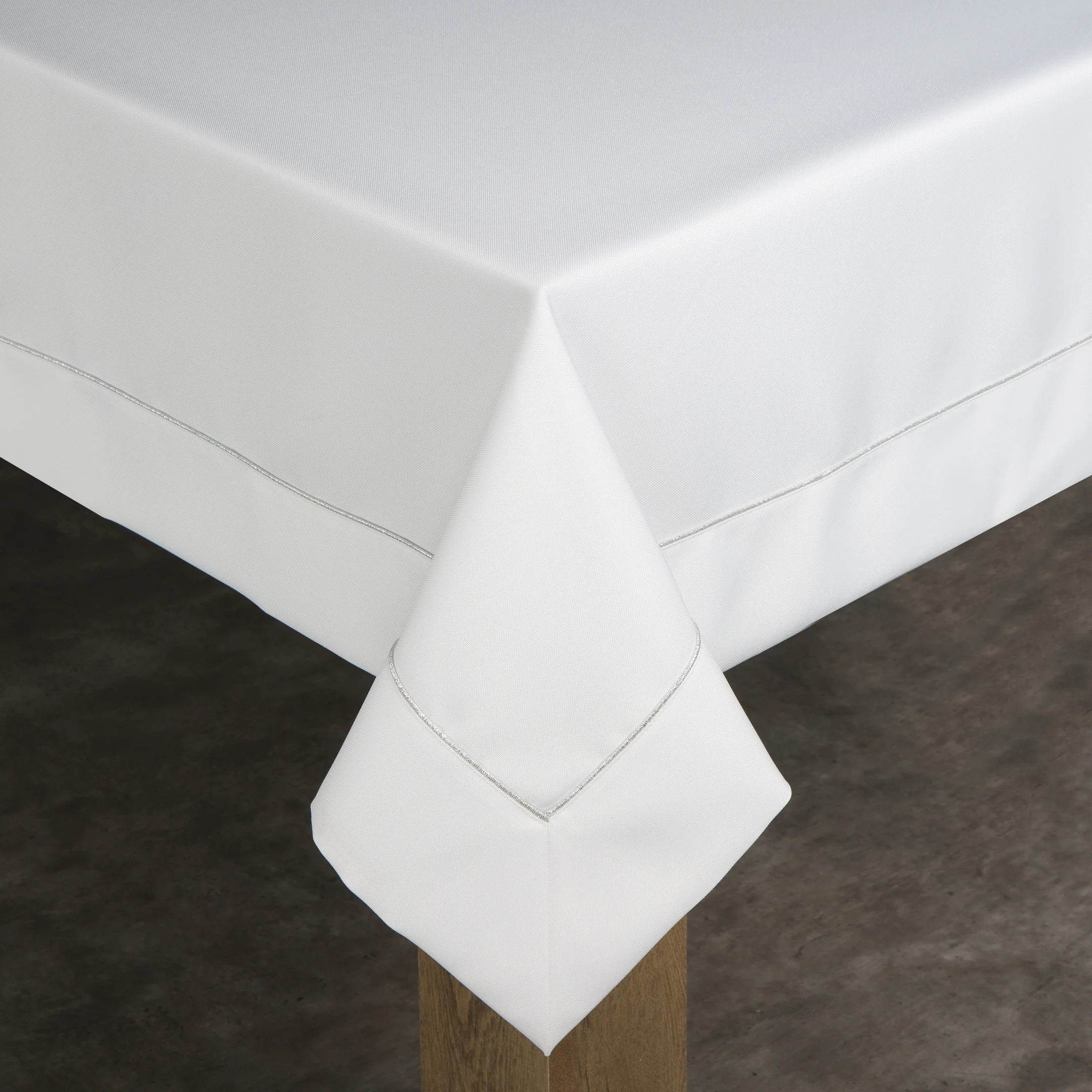 Obrus biały 140x180 cm KARIN z ozdobną listwą oraz srebrną wypustką w eleganckim opakowaniu