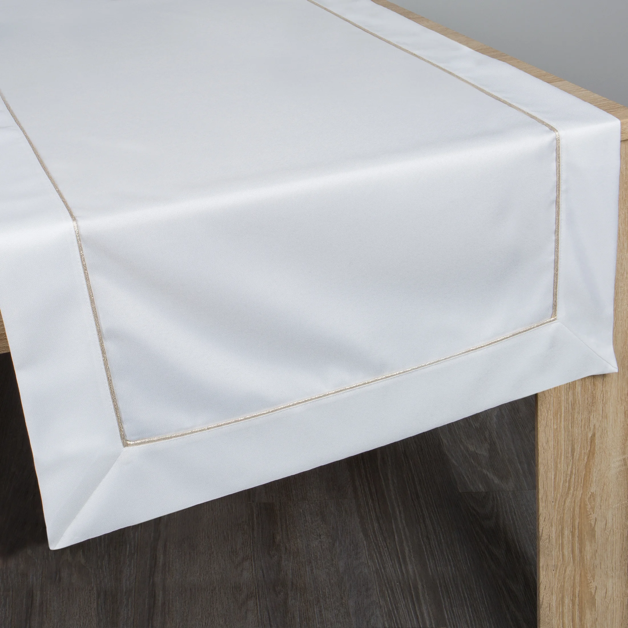 Bieżnik na stół biały 70x150 cm KARIN zdobiony listwą oraz delikatną złotą wypustką w eleganckim opakowaniu