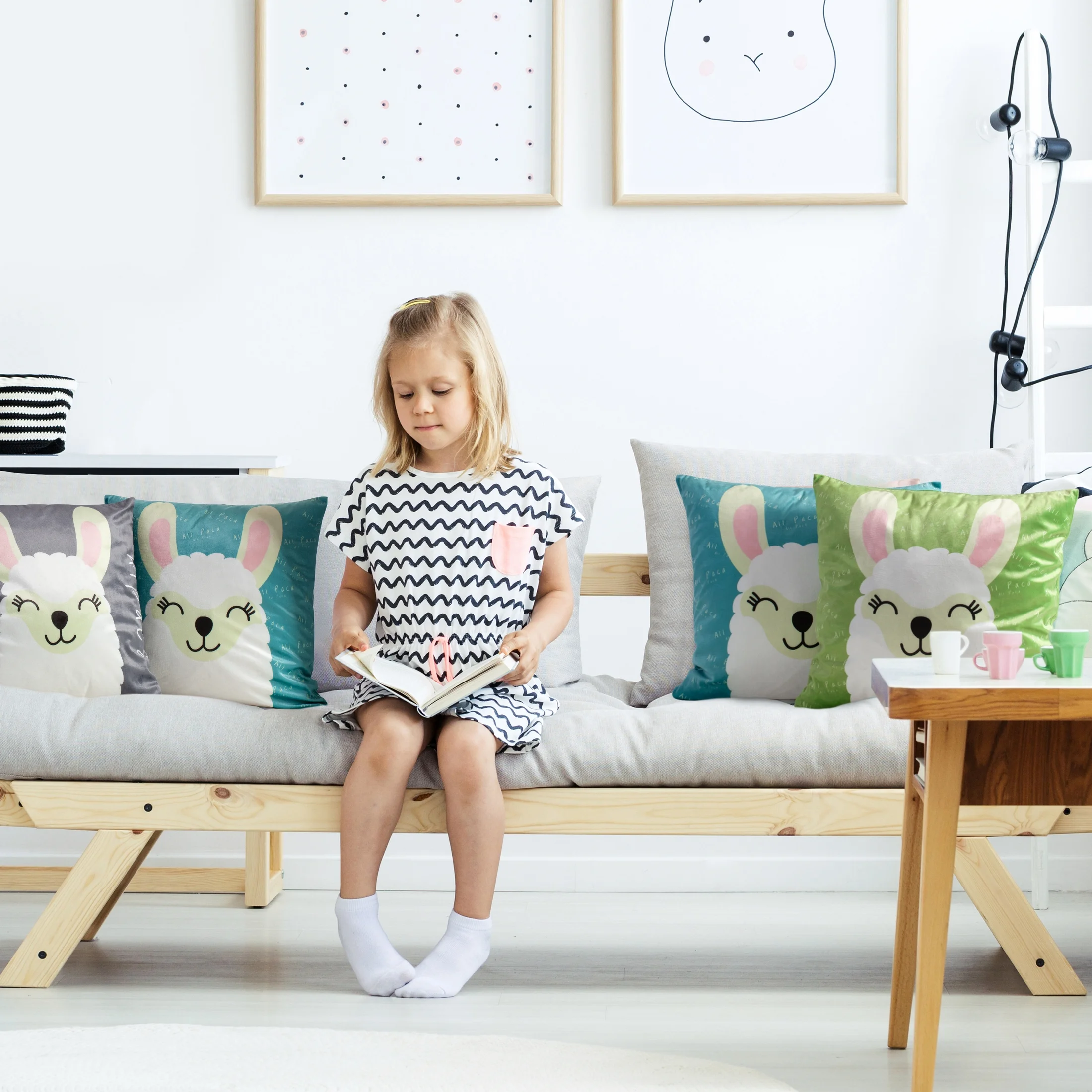 Poszewka na poduszkę 45x45 cm welwetowa z motywem lamy zielono, biała KIDS 2 DESIGN 93 Eurofirany