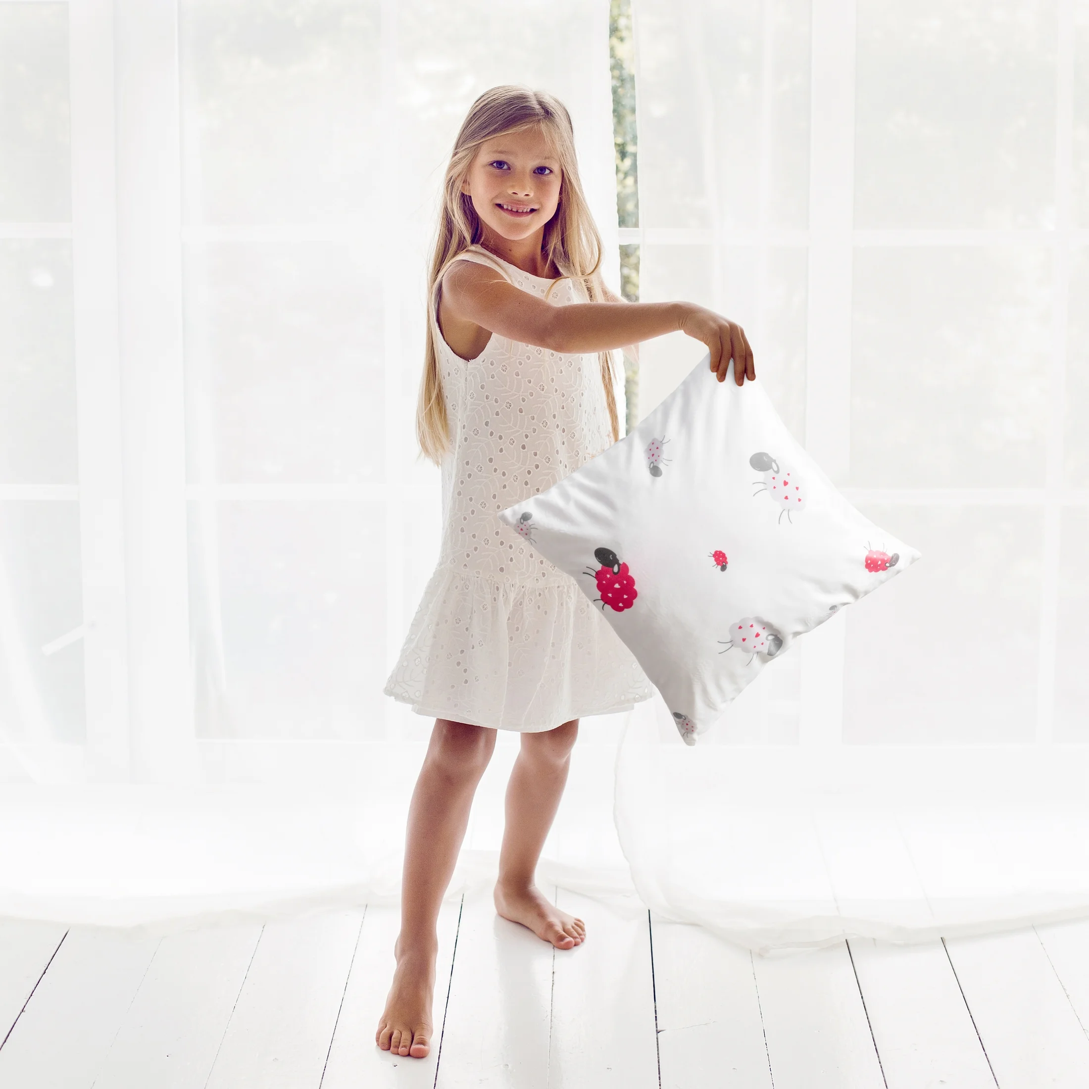 Poszewka na poduszkę 45x45 cm welwetowa z motywem słodkich baranków biało, różowa KIDS 3 DESIGN 91 Eurofirany