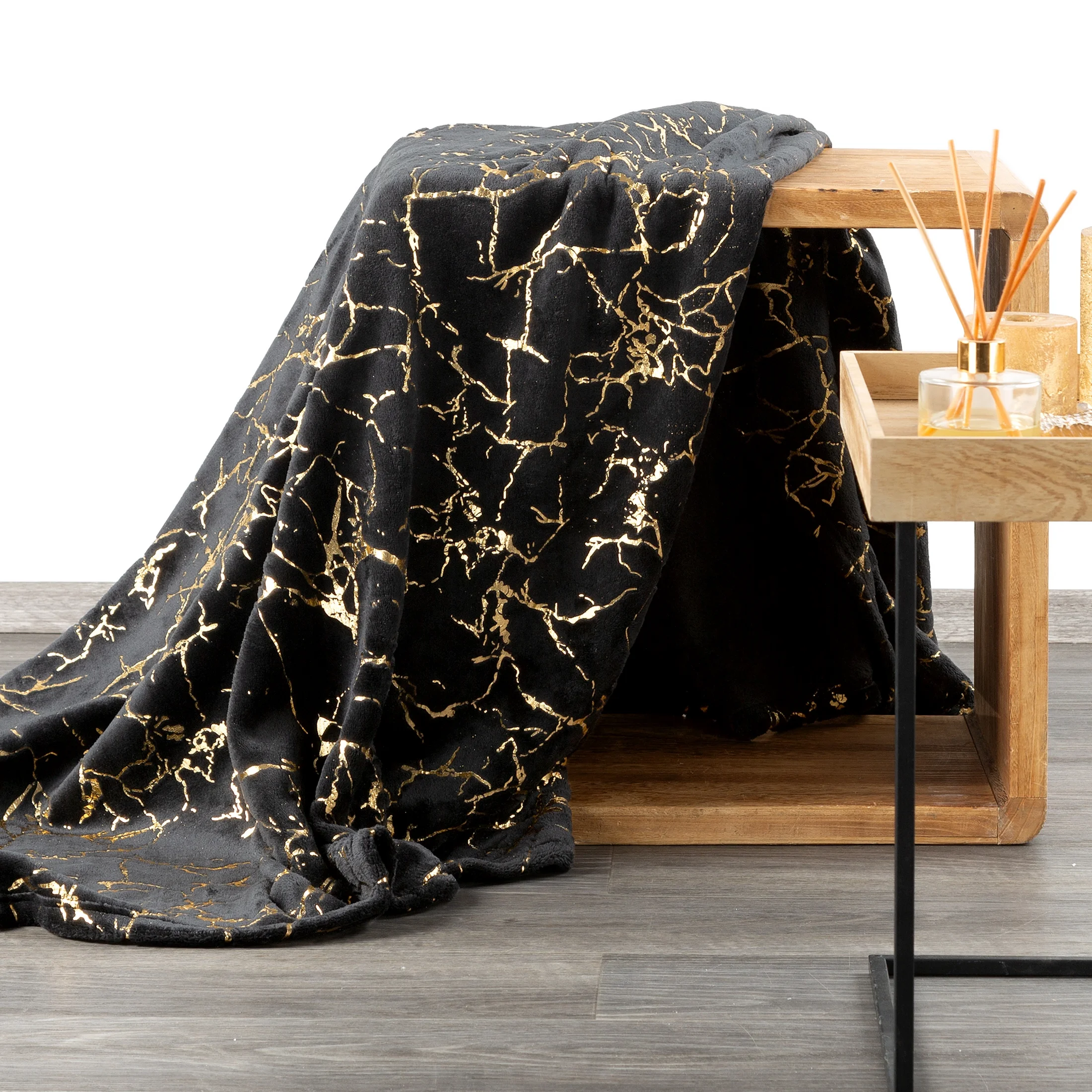 Koc 150x200 cm czarno, złoty z połyskującym nadrukiem marmurku GLAMO DESIGN 91 Eurofirany
