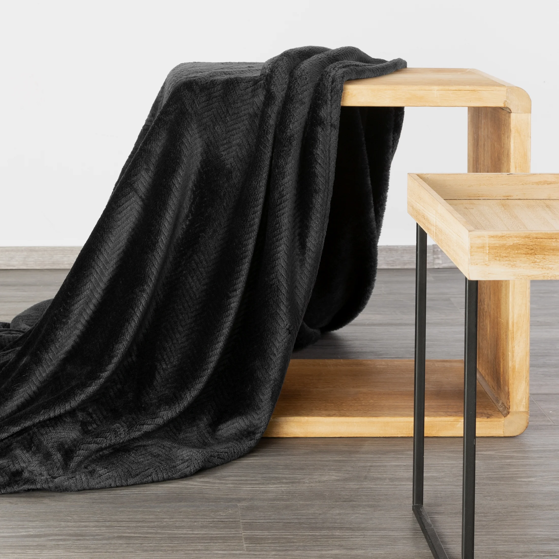Koc 150x200 cm czarny miękki w dotyku z wytłaczanym wzorem jodełki CINDY 5 DESIGN 91 Eurofirany