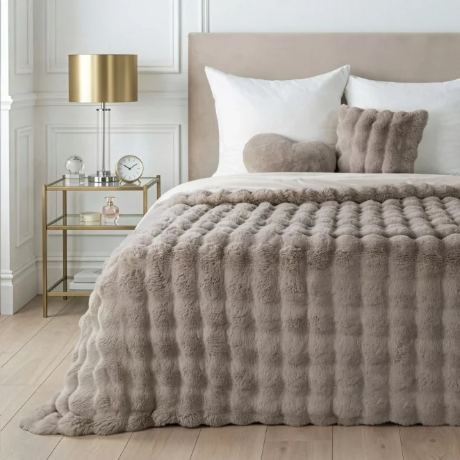 Koc 220x200 cm beżowy z miękkiej tkaniny futerkowej z efektem 3D LILY Eurofirany