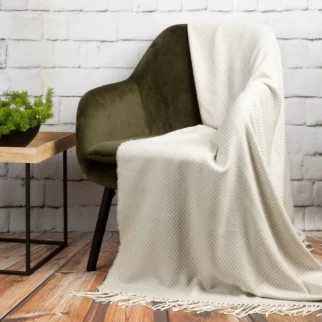 Koc akrylowy 130x170 cm beżowo, biały z drobnym strukturalnym wzorem i frędzlami AKRYL 3 EUROFIRANY PREMIUM