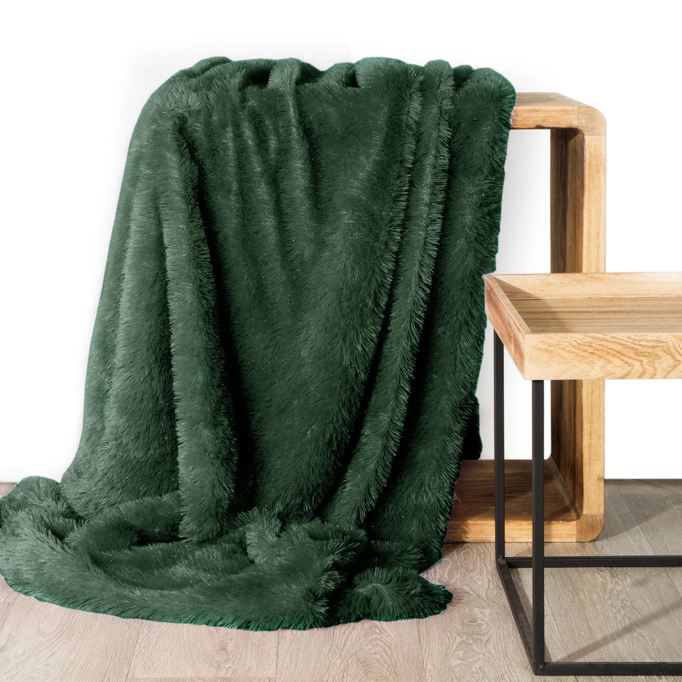 Koc o strukturze miękkiego futra 150x200 cm ciemnozielony TIFANY 1 DESIGN 91 Eurofirany