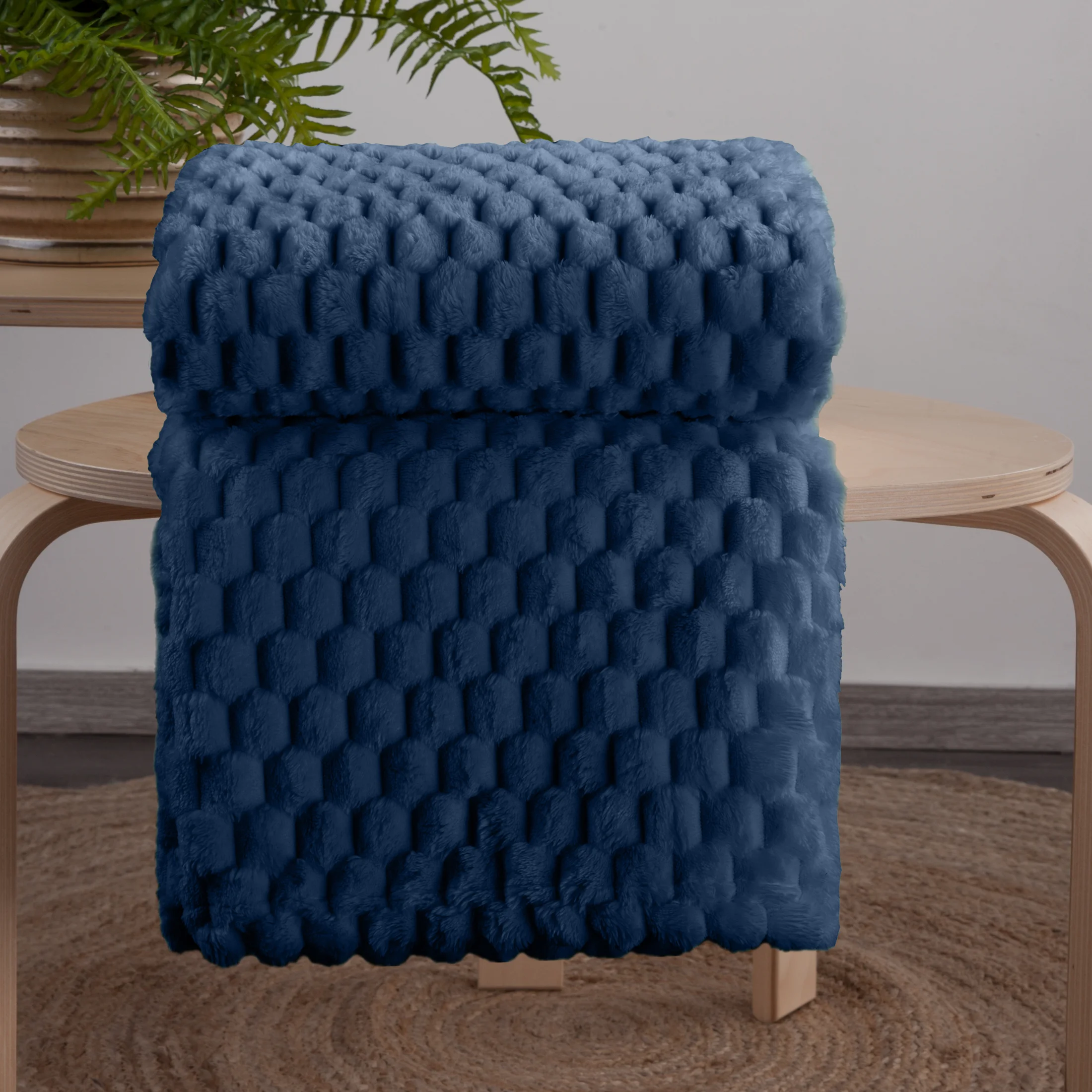 Koc 200x220 cm granatowy miękki w dotyku z wytłaczanym wzorem 3D CINDY 6 DESIGN 91 Eurofirany
