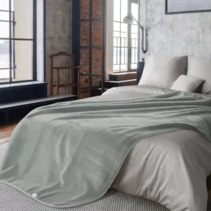 Koc 160x220 cm srebrny o wysokiej gramaturze z haftowanym logo CLARA PIERRE CARDIN Eurofirany