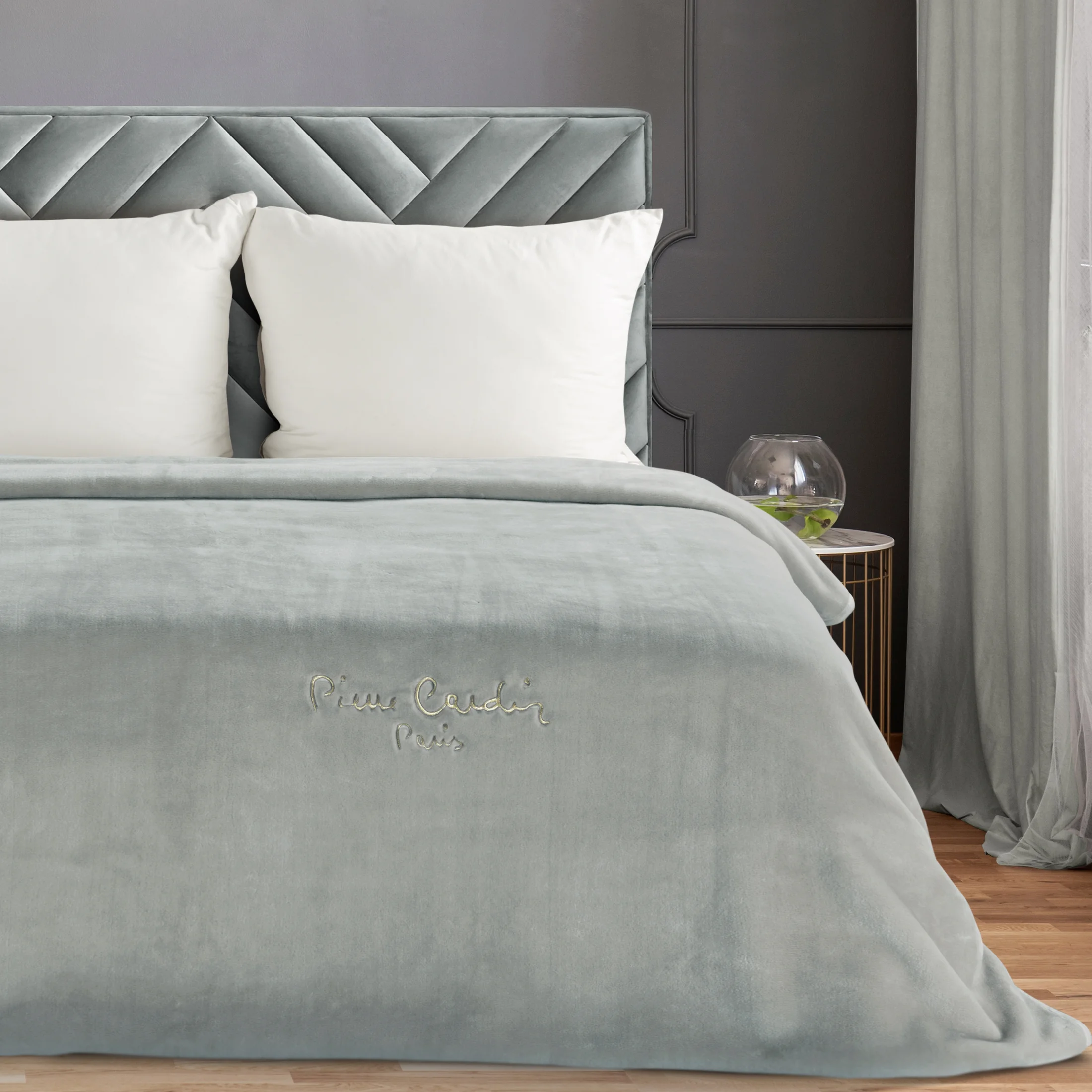 Koc 160x220 cm srebrny o wysokiej gramaturze z haftowanym logo CLARA PIERRE CARDIN Eurofirany