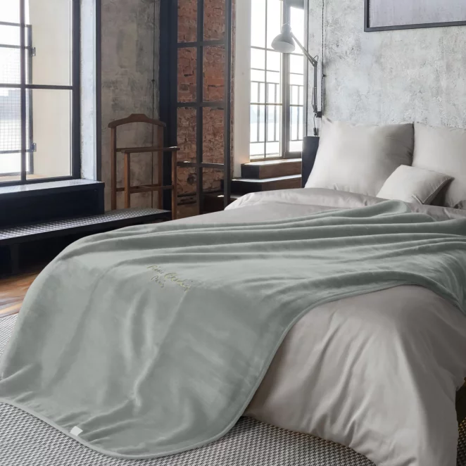 Koc  220x240 cm srebrny o wysokiej gramaturze z haftowanym logo CLARA PIERRE CARDIN Eurofirany
