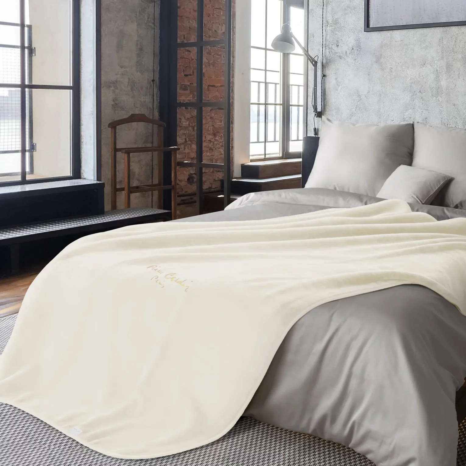Koc  160x220 cm kremowy o wysokiej gramaturze z haftowanym logo CLARA PIERRE CARDIN Eurofirany
