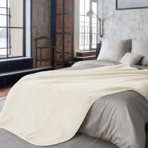 Koc 160x220 cm kremowy o wysokiej gramaturze z haftowanym logo CLARA PIERRE CARDIN Eurofirany